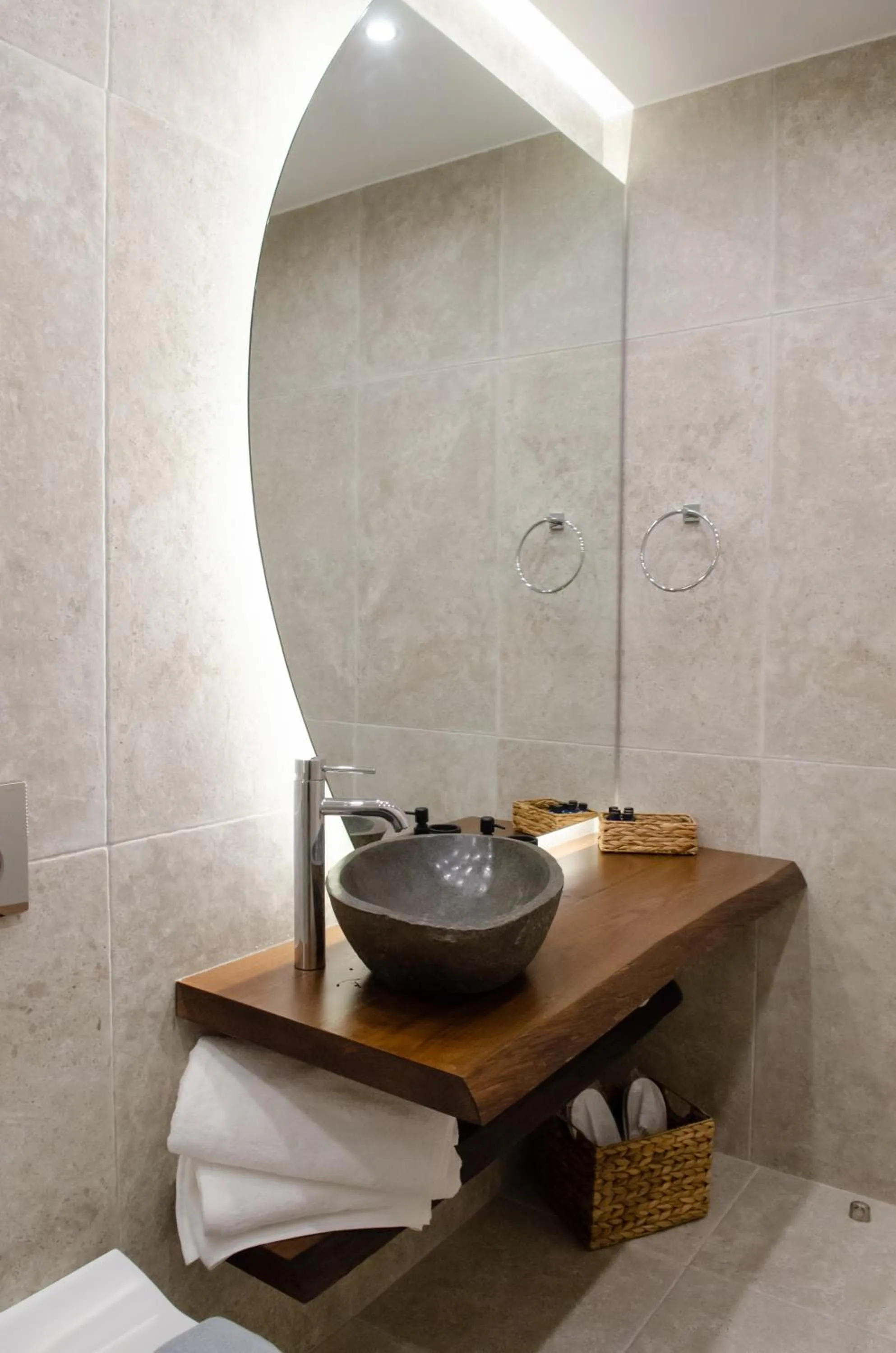 Bathroom in Leone suites