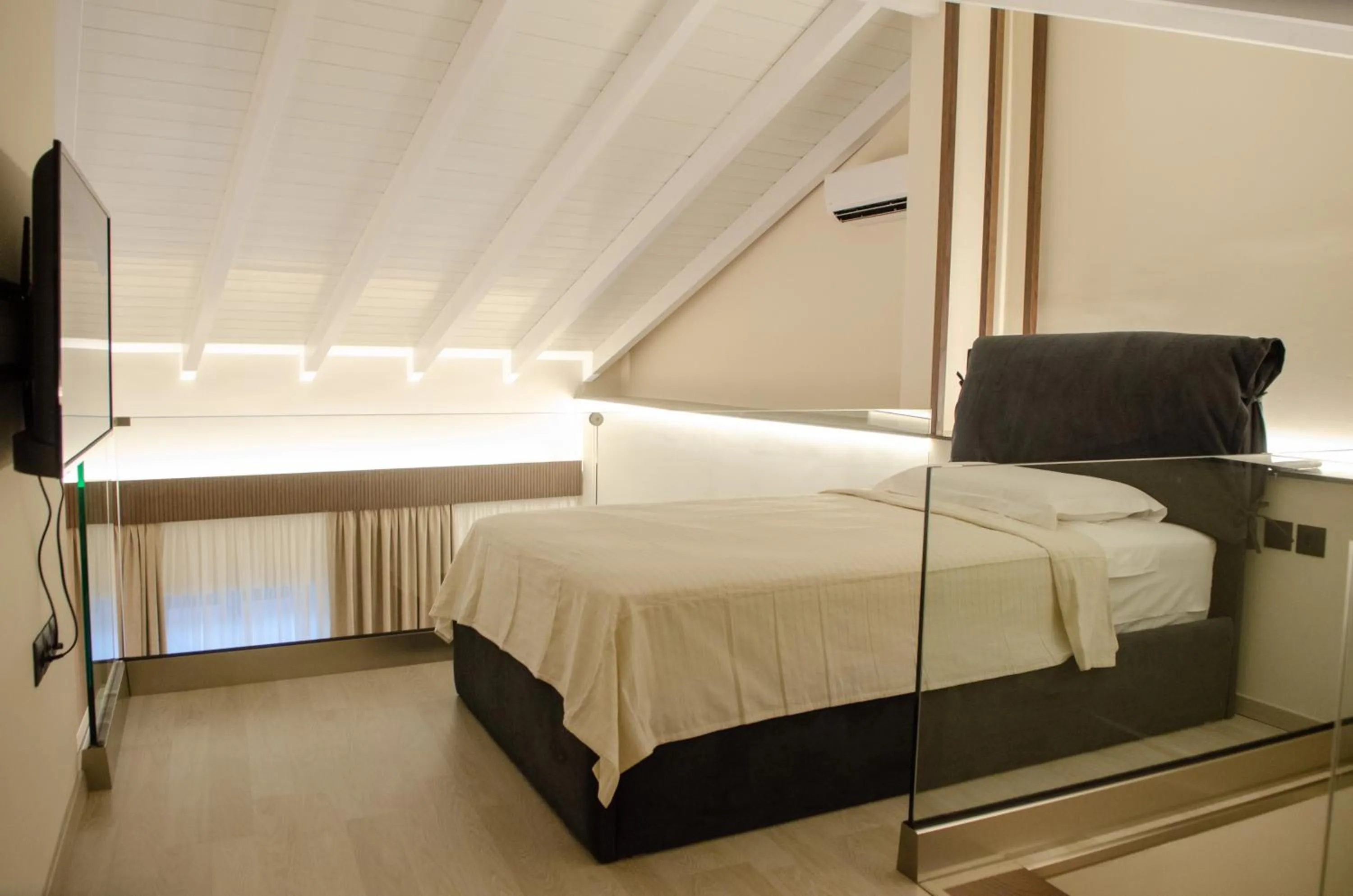 Photo of the whole room, Bed in Leone suites