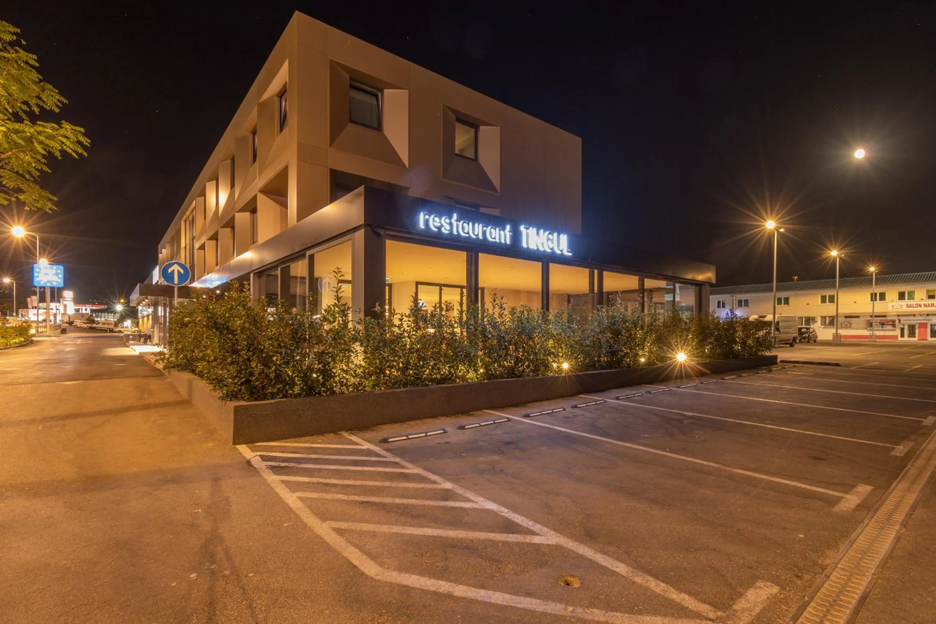 Restaurant/places to eat in Hotel Batuda