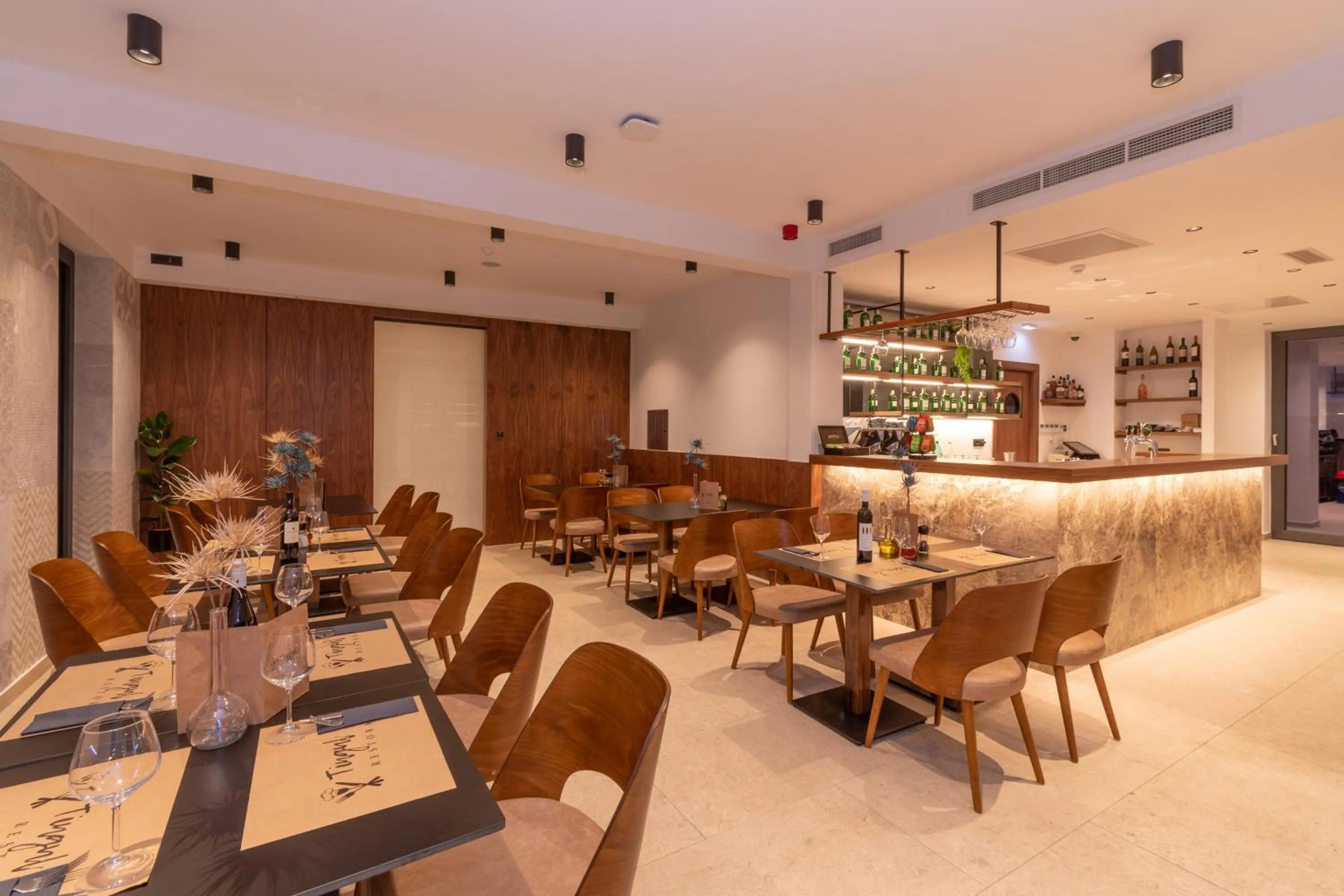 Restaurant/places to eat in Hotel Batuda