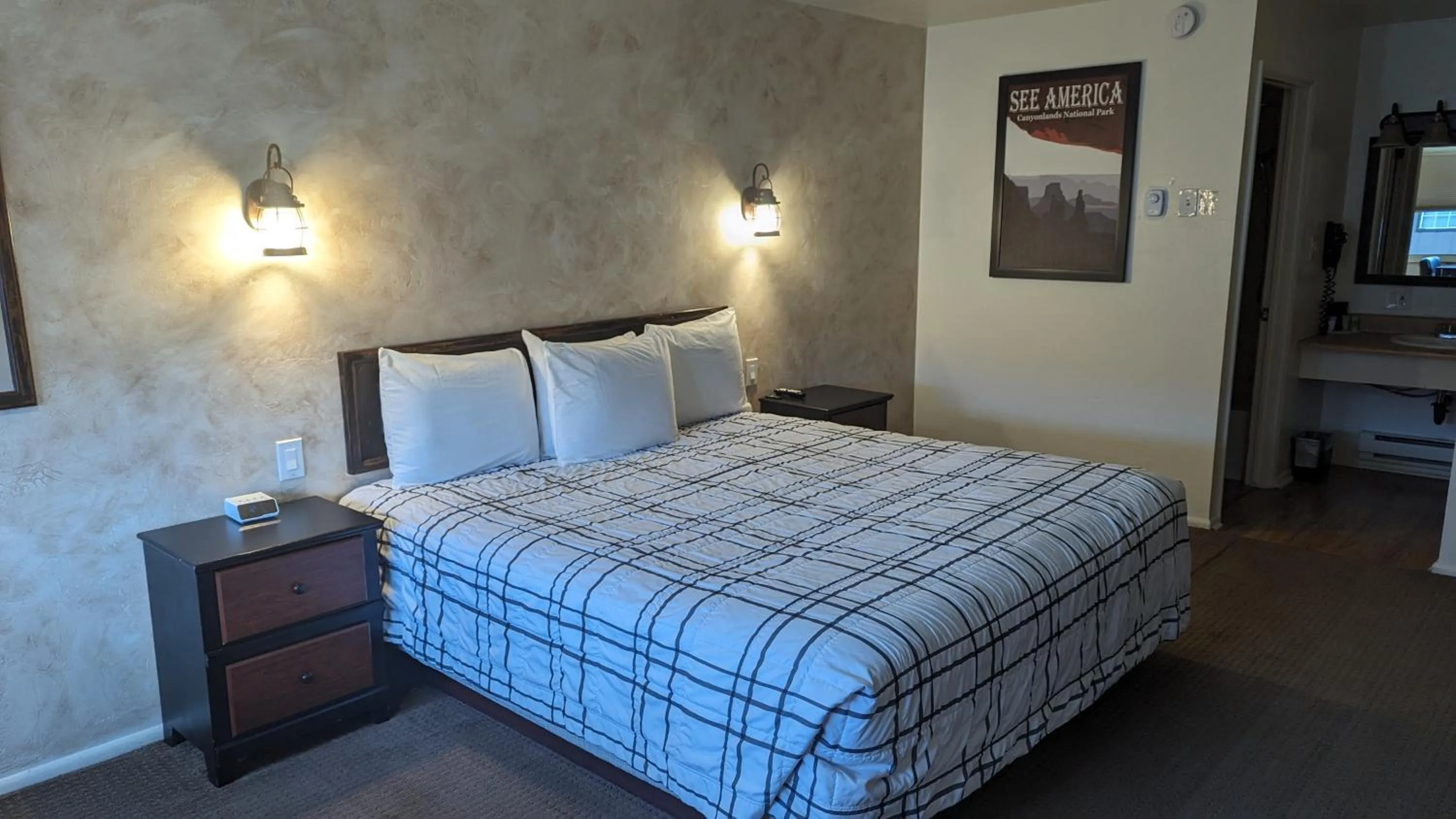 Bedroom, Bed in High Desert Inn