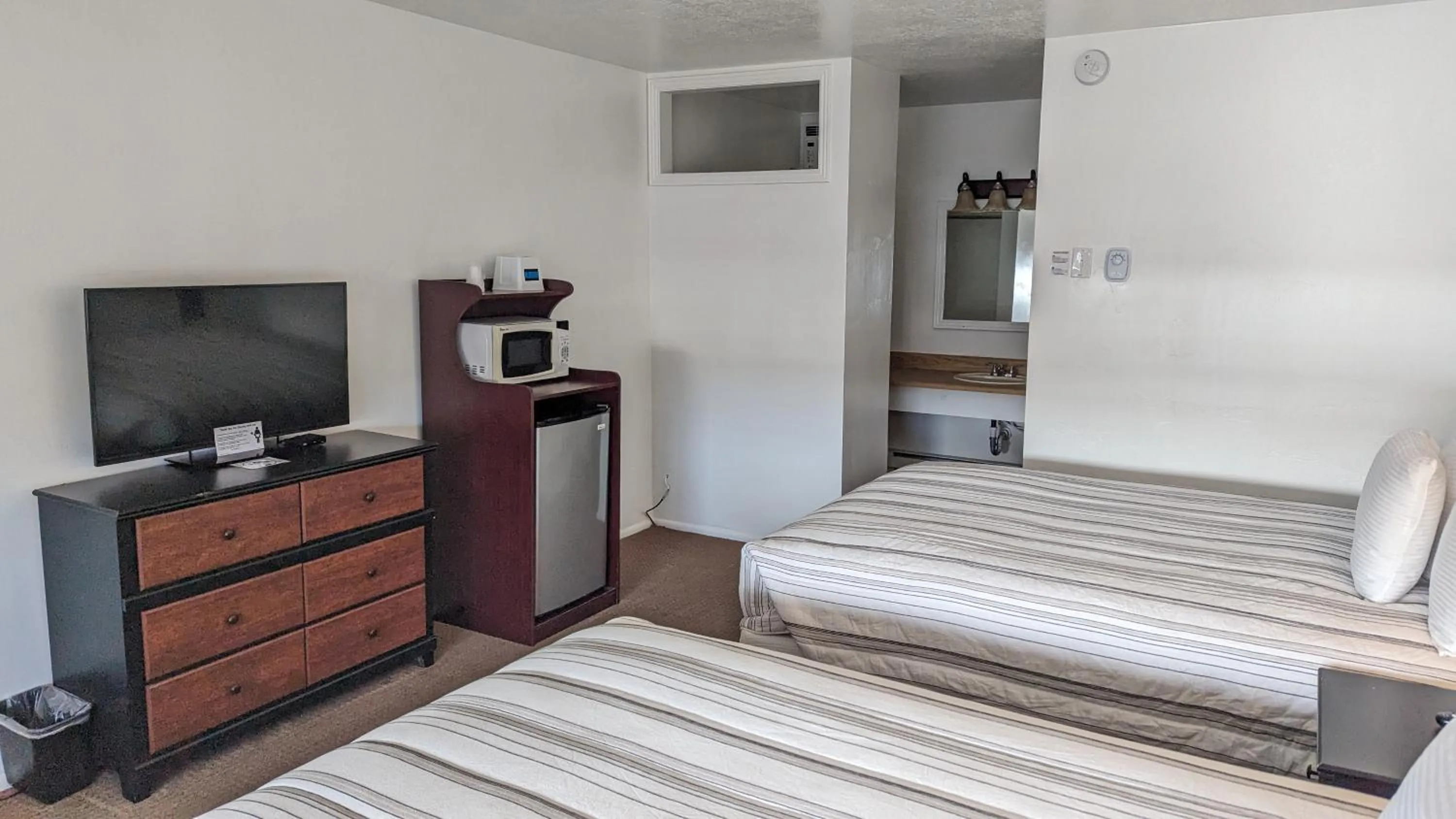 Bedroom, Bed in High Desert Inn