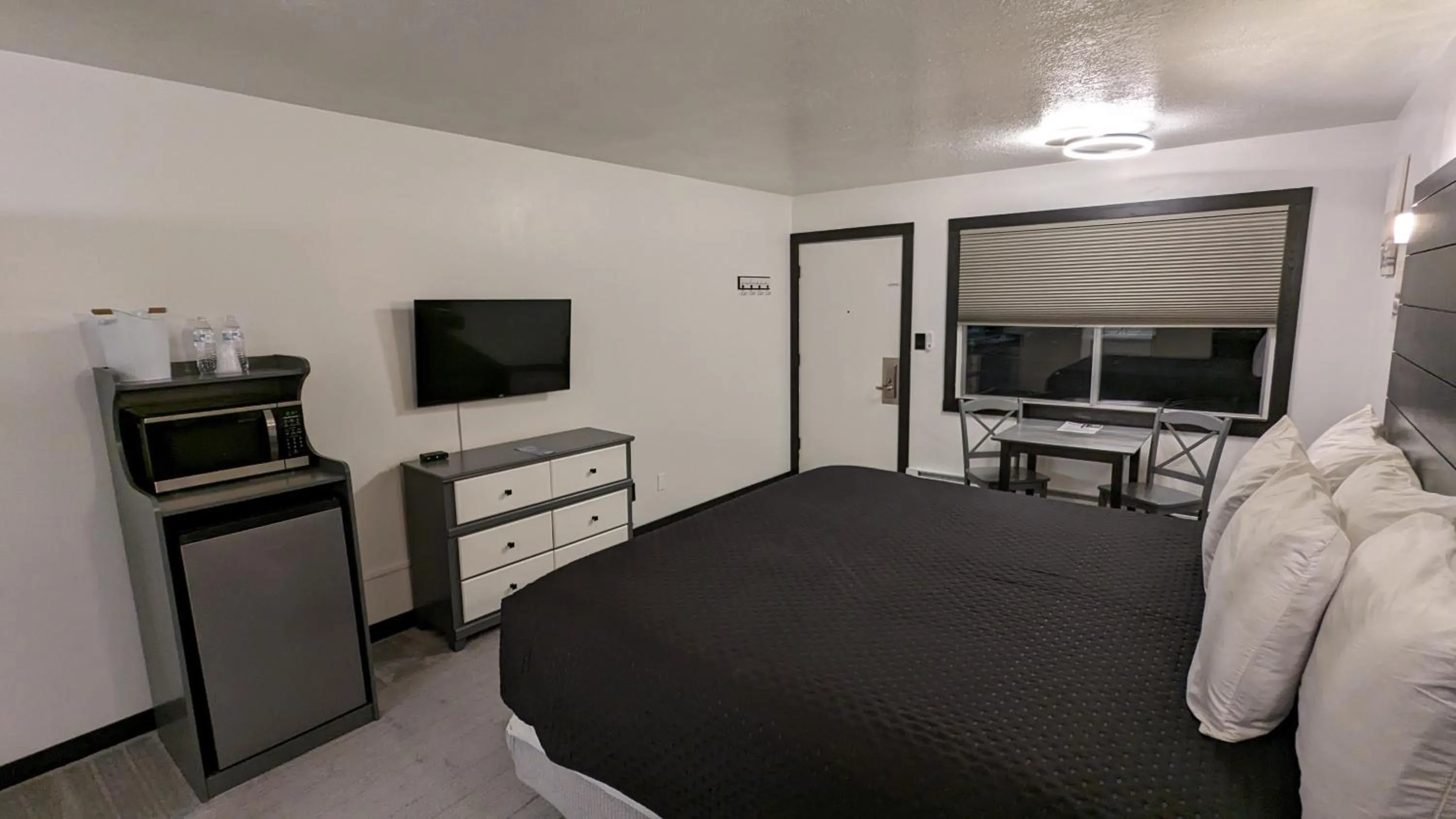 Bedroom, Bed in High Desert Inn
