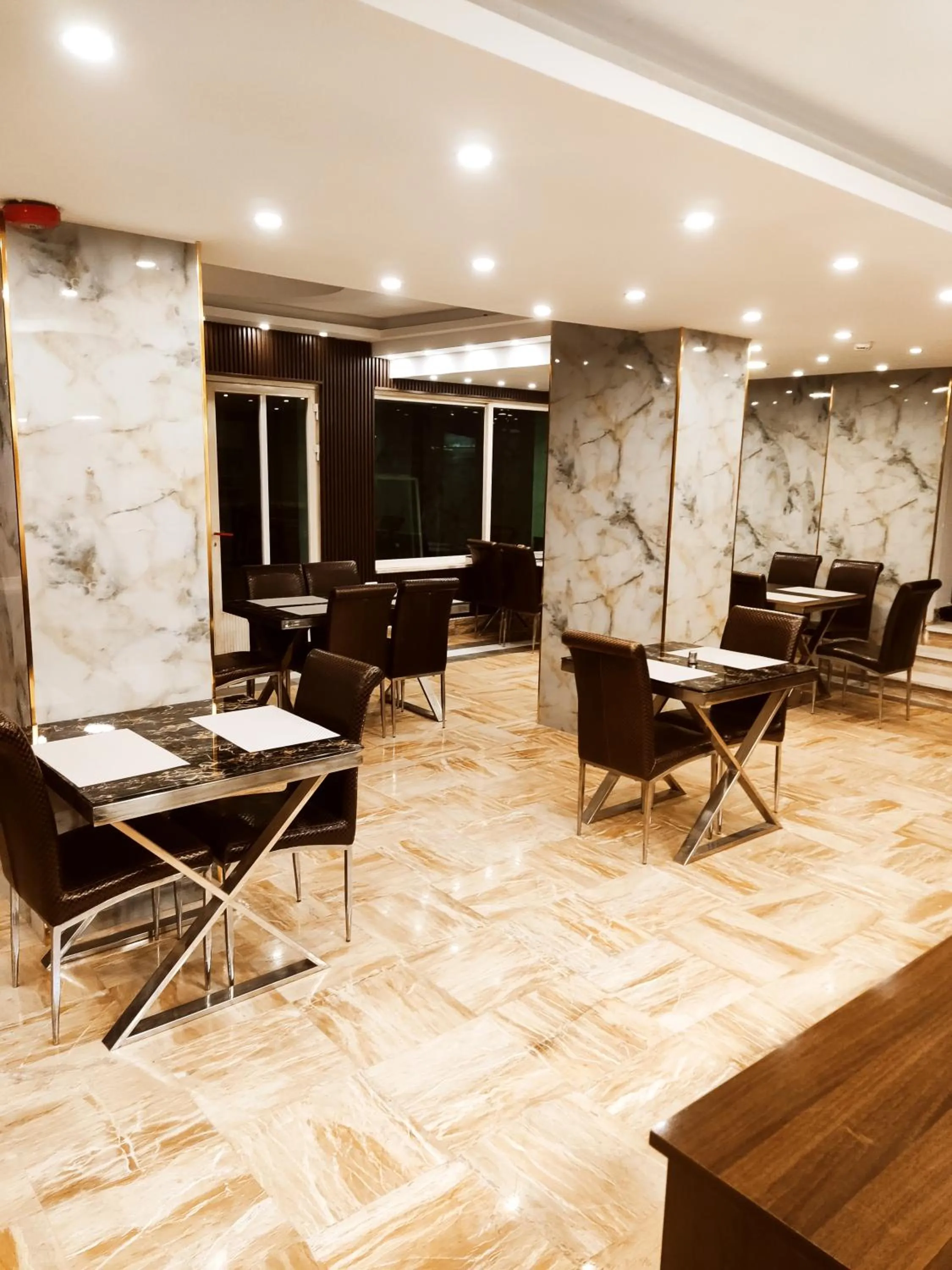 Restaurant/places to eat in Golden Hotel