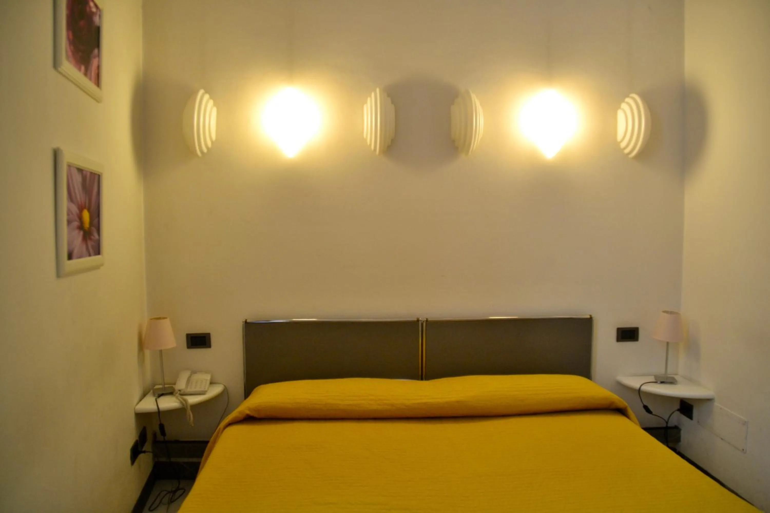 Bathroom, Bed in Hotel Italia