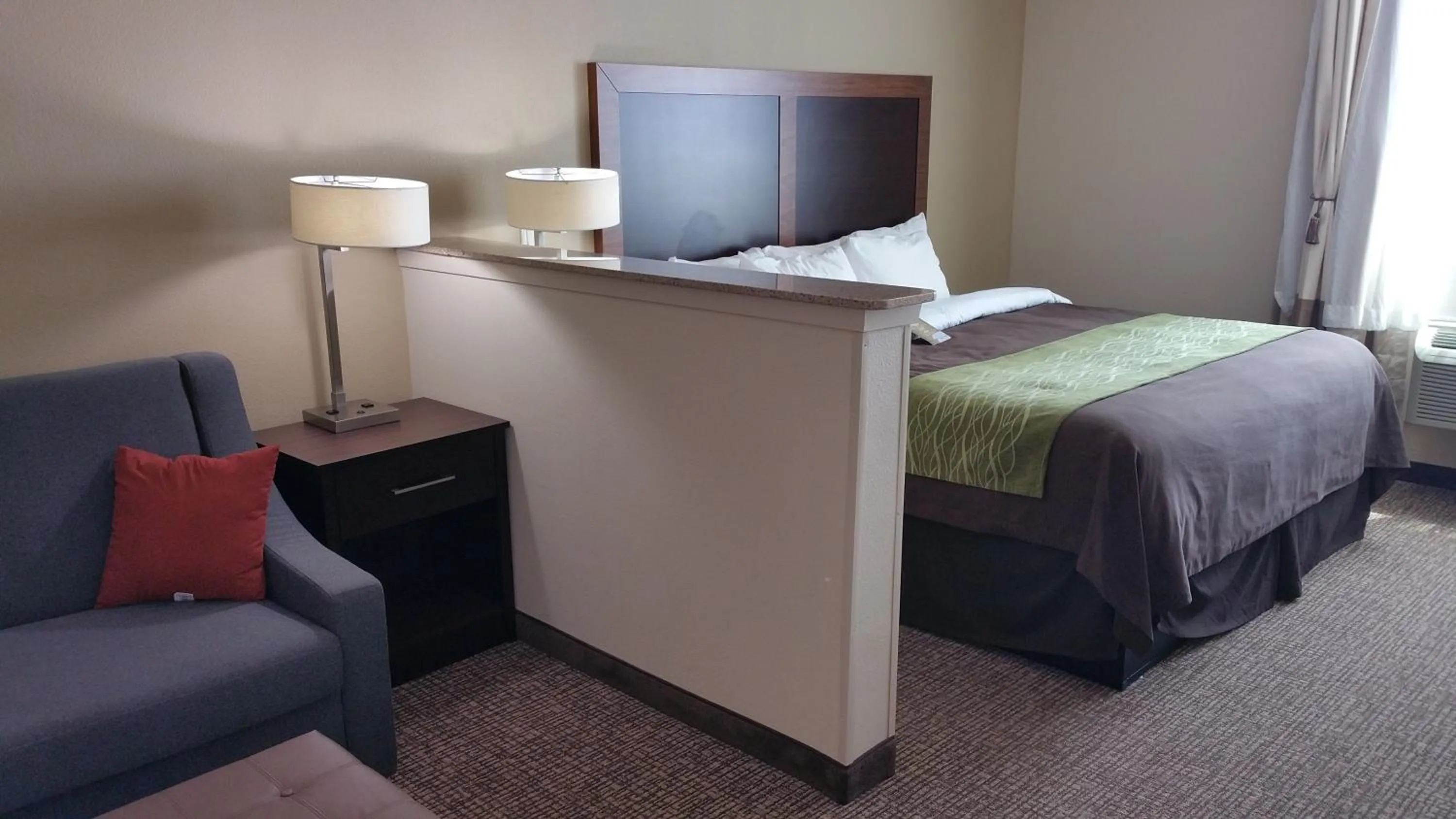 Photo of the whole room, Bed in Comfort Inn & Suites Lakeside
