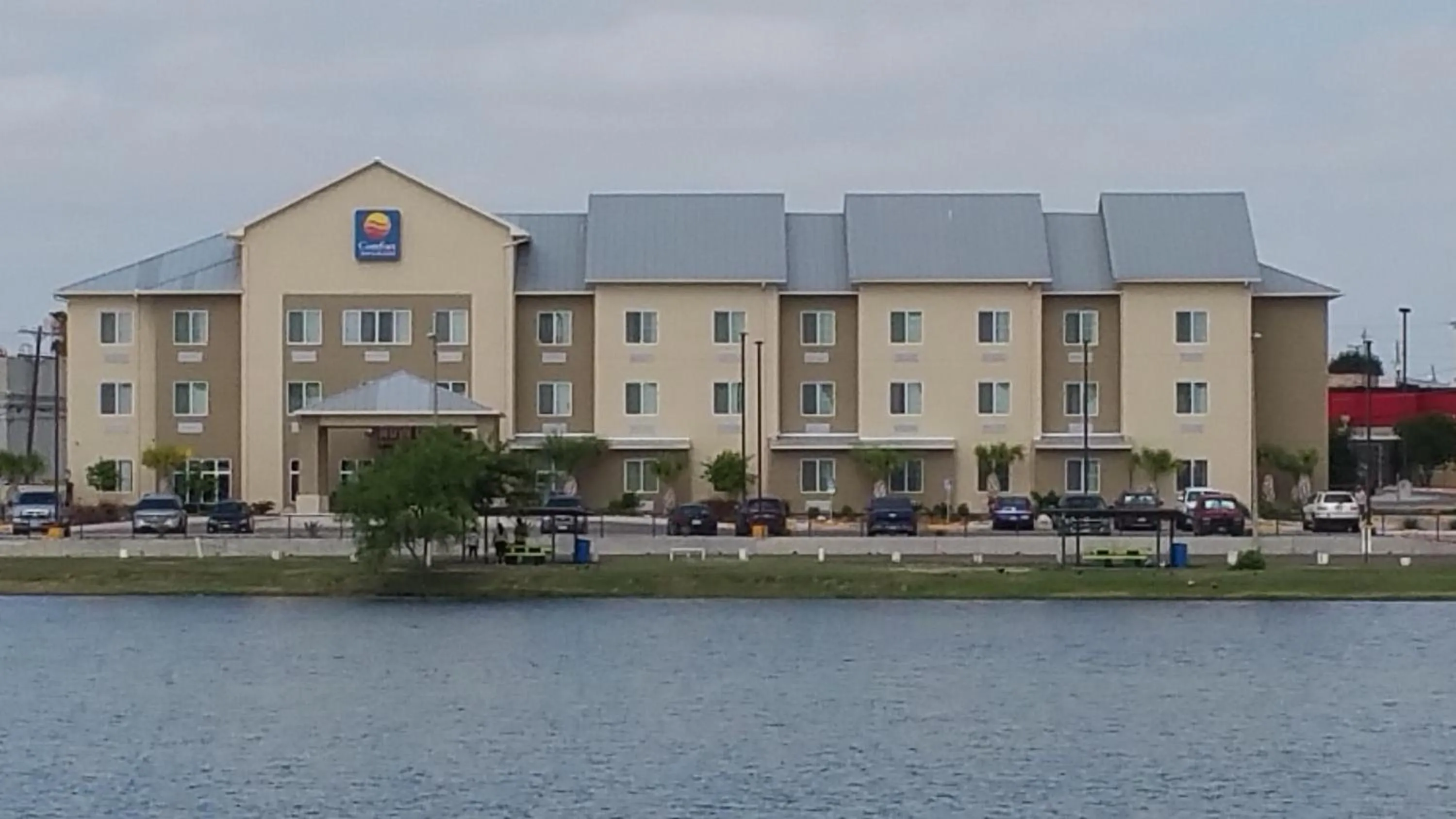 Property building in Comfort Inn & Suites Lakeside
