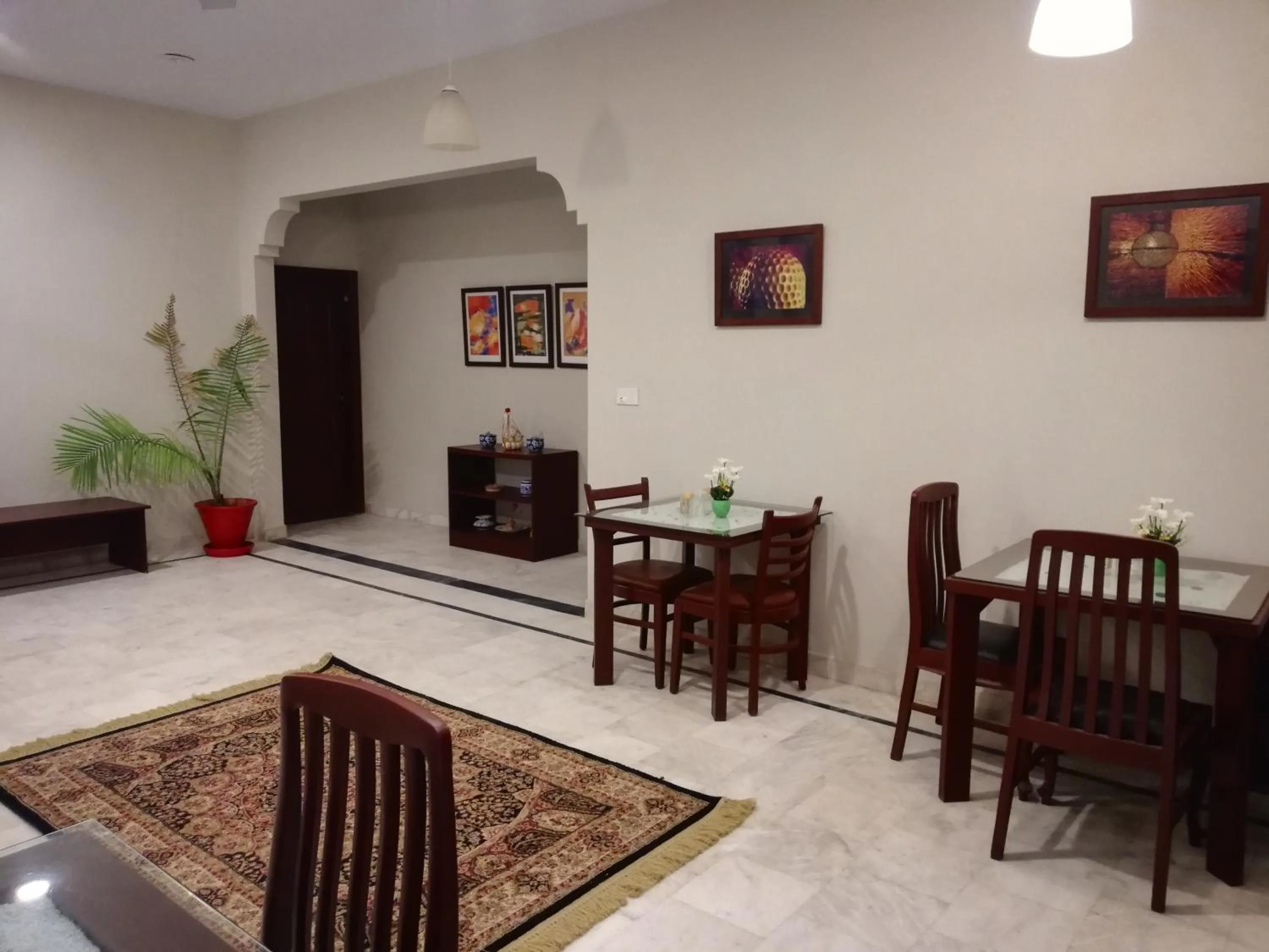 Restaurant/places to eat in Hotel island Clifton