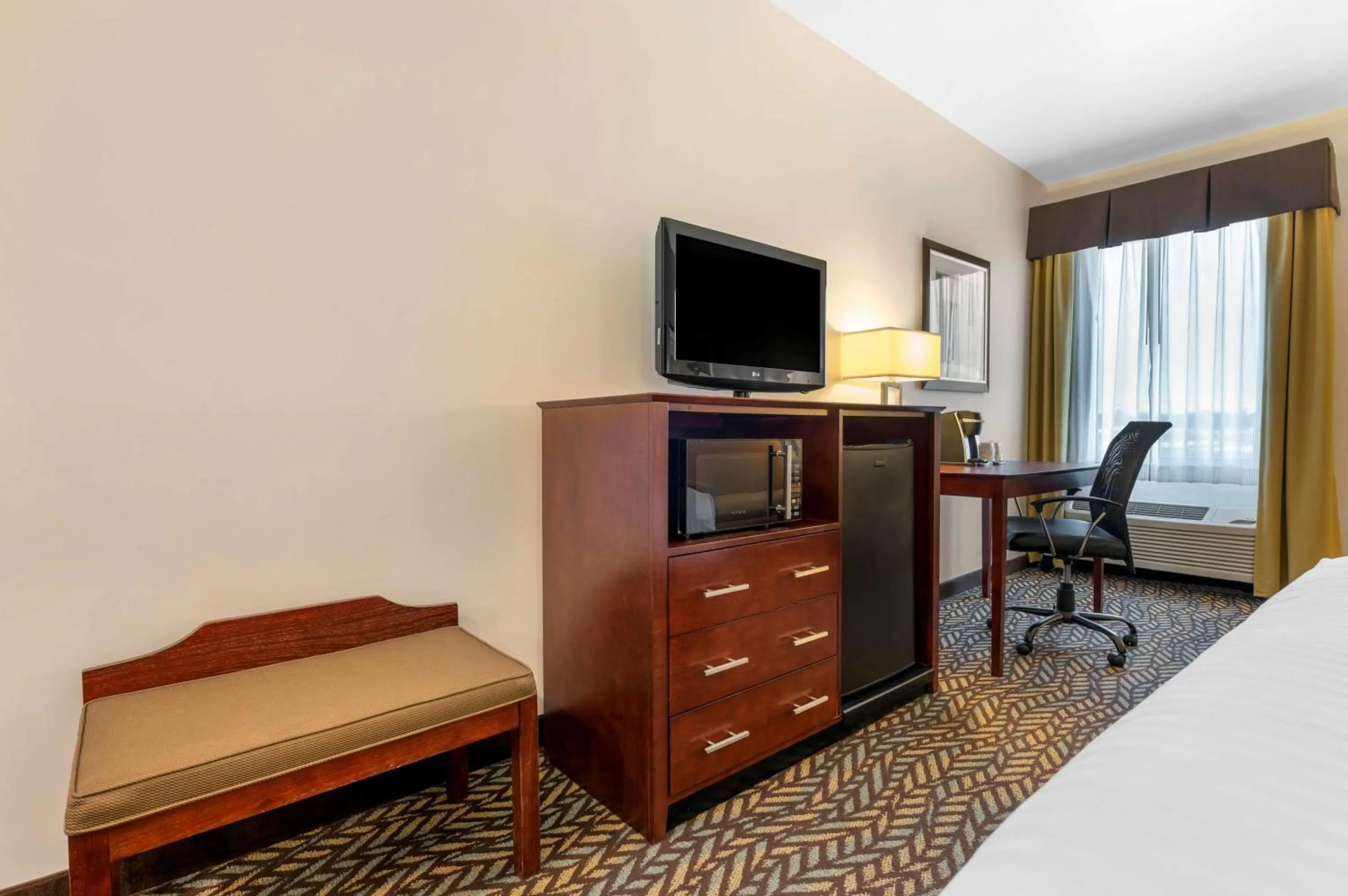 Bedroom, Bed in Best Western Plus Covered Bridge Inn