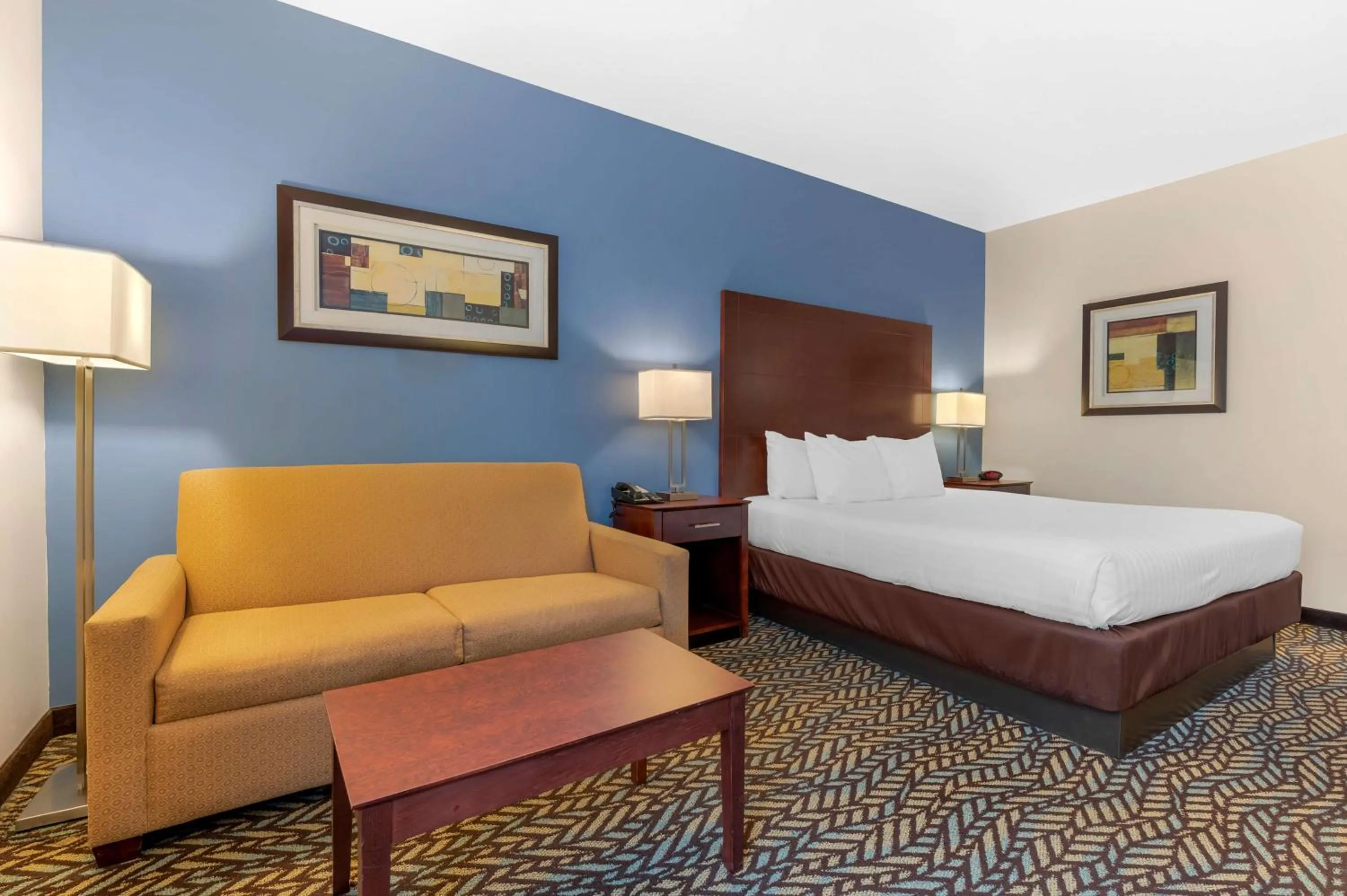 Bedroom, Bed in Best Western Plus Covered Bridge Inn