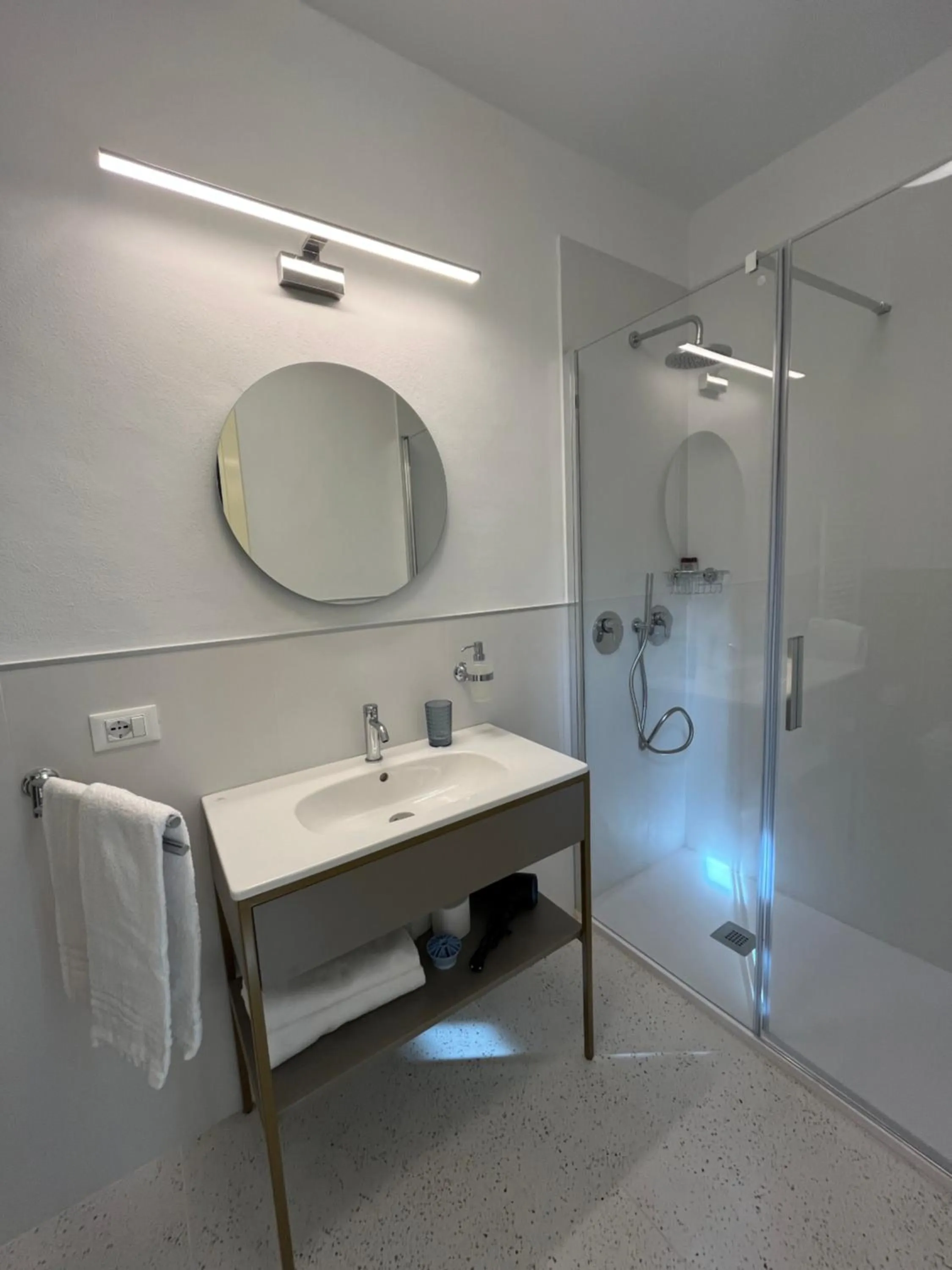 Shower in Hotel Duca D'Aosta