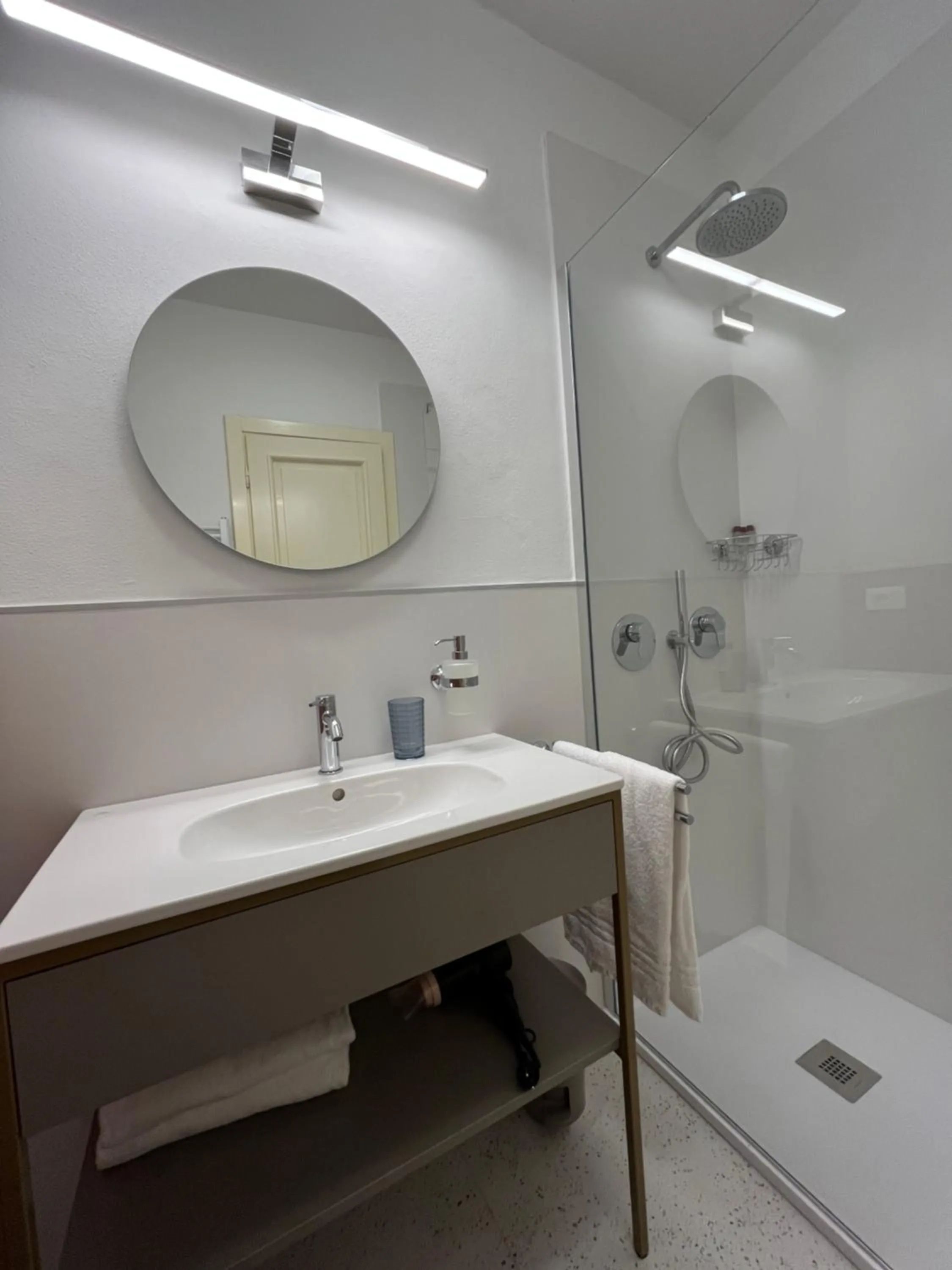 Shower in Hotel Duca D'Aosta