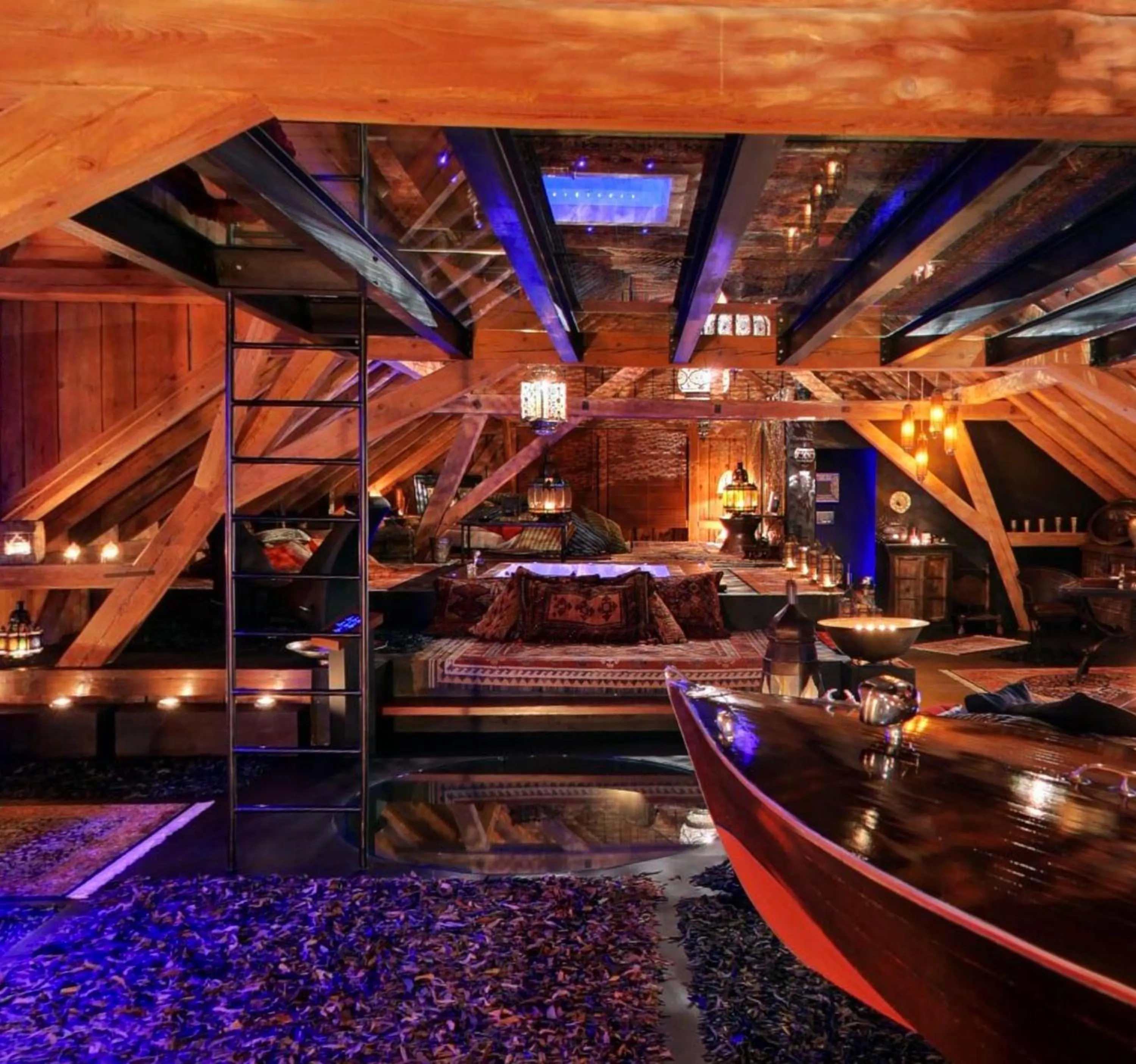 TV and multimedia in Bijou Hotel / Love and Romance