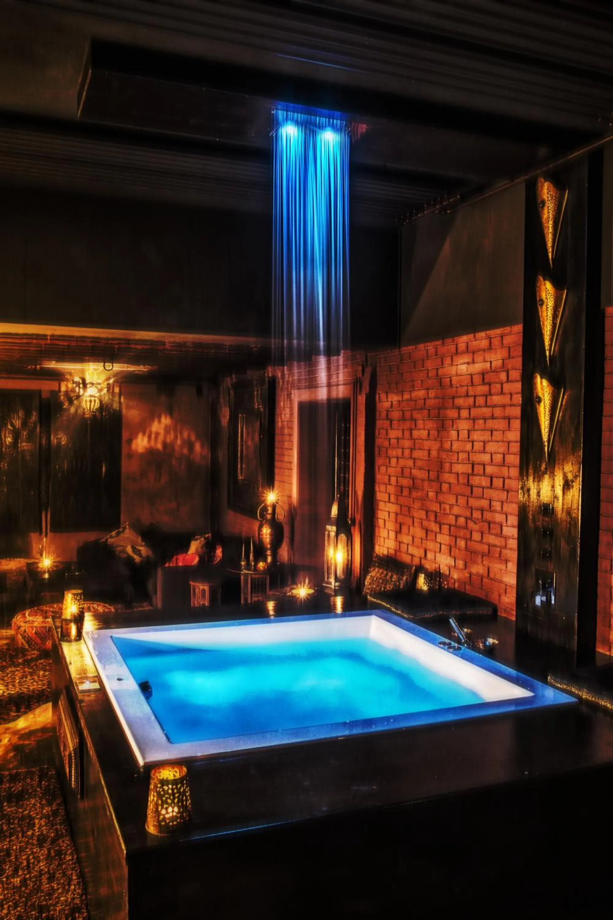 Shower in Bijou Hotel / Love and Romance