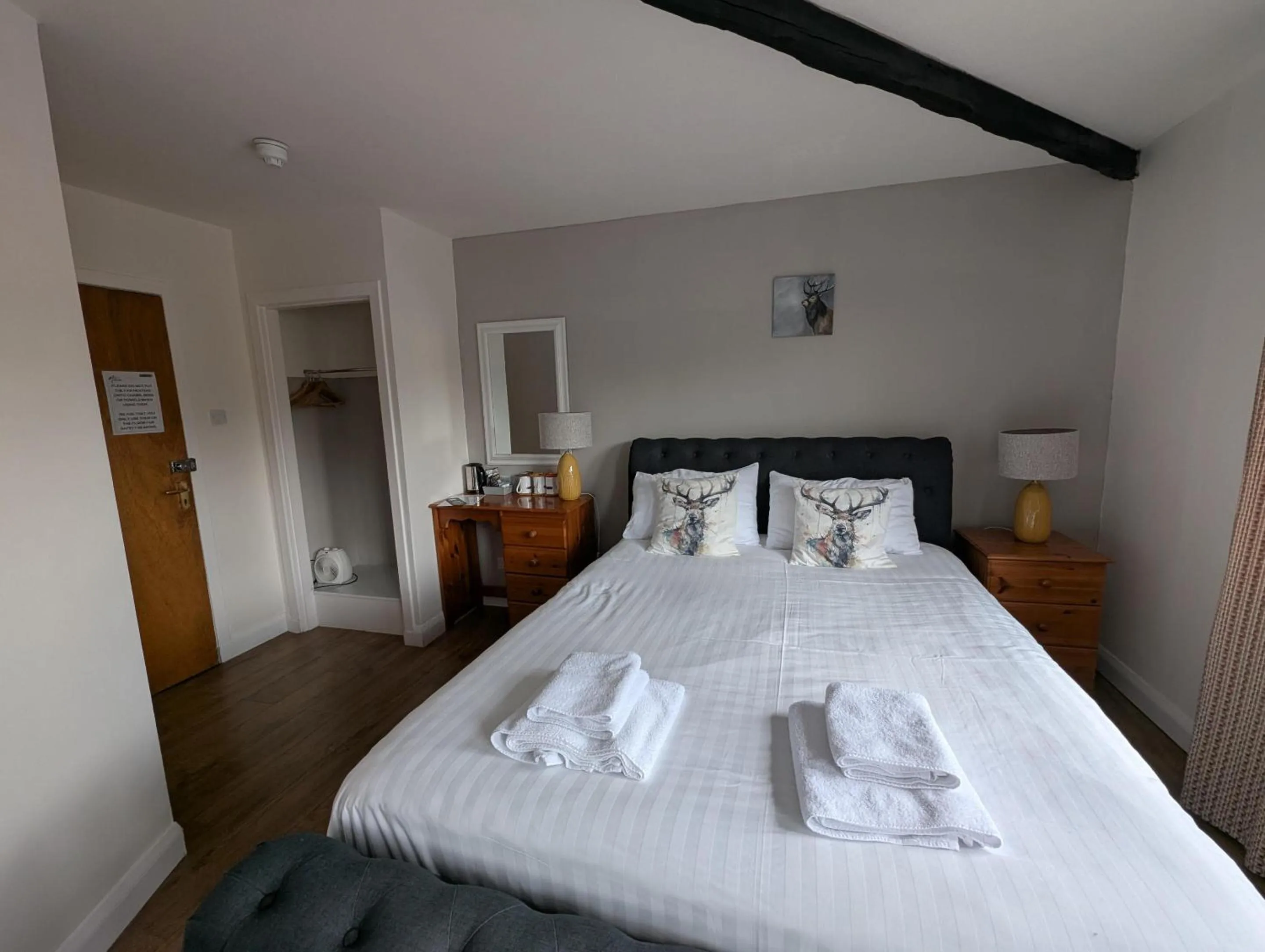 Bedroom, Bed in Old North Inn Hotel, Inverness