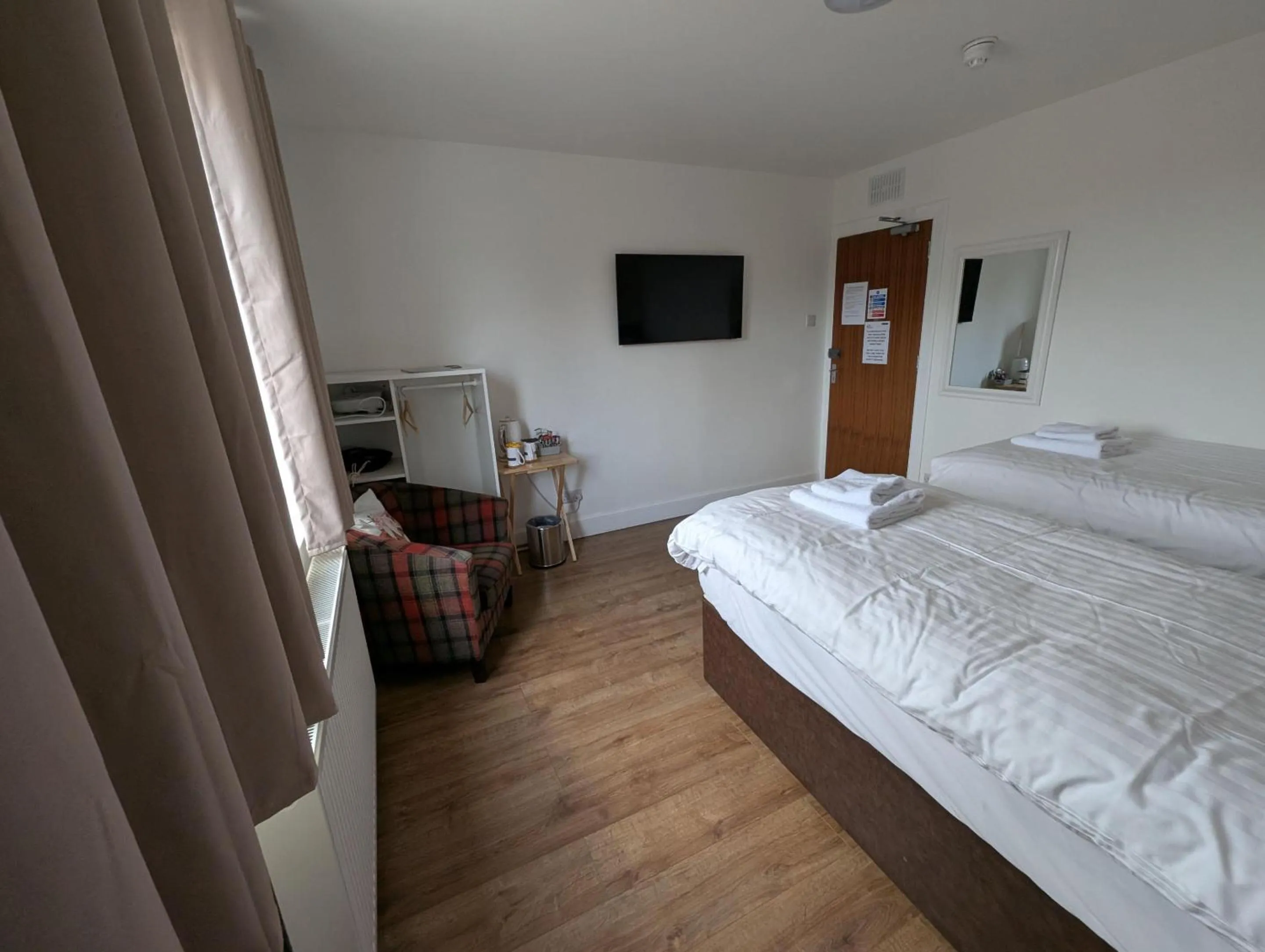 Bedroom, Bed in Old North Inn Hotel, Inverness