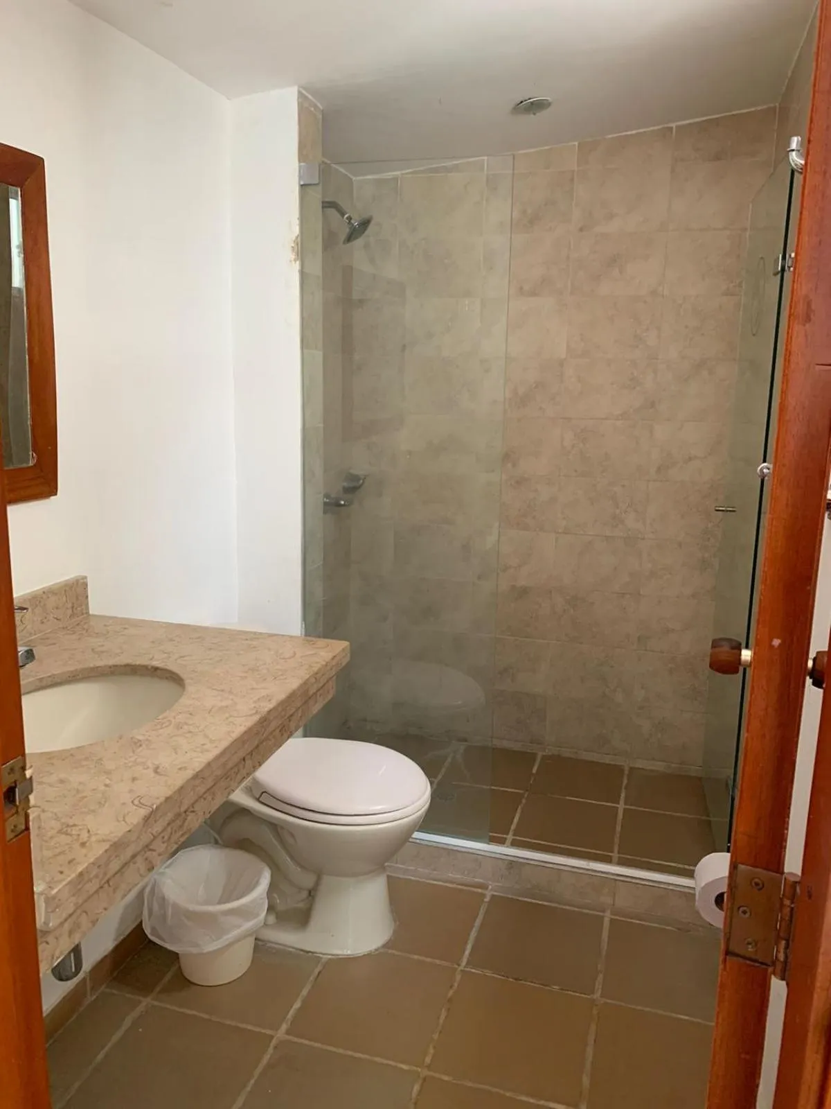 Shower in Hotel Bahia Plaza