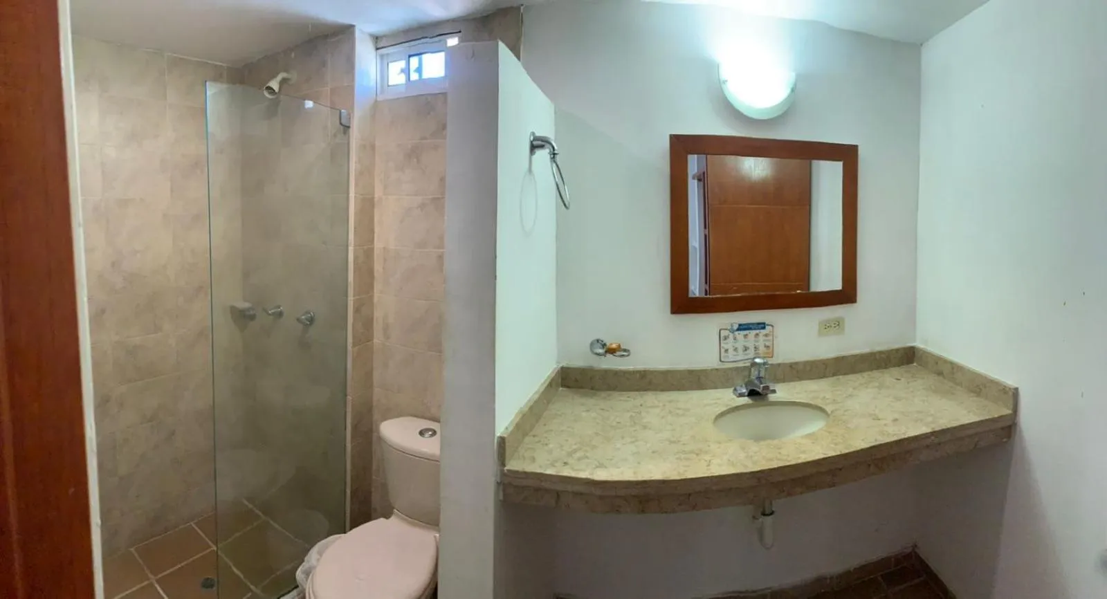 Shower in Hotel Bahia Plaza