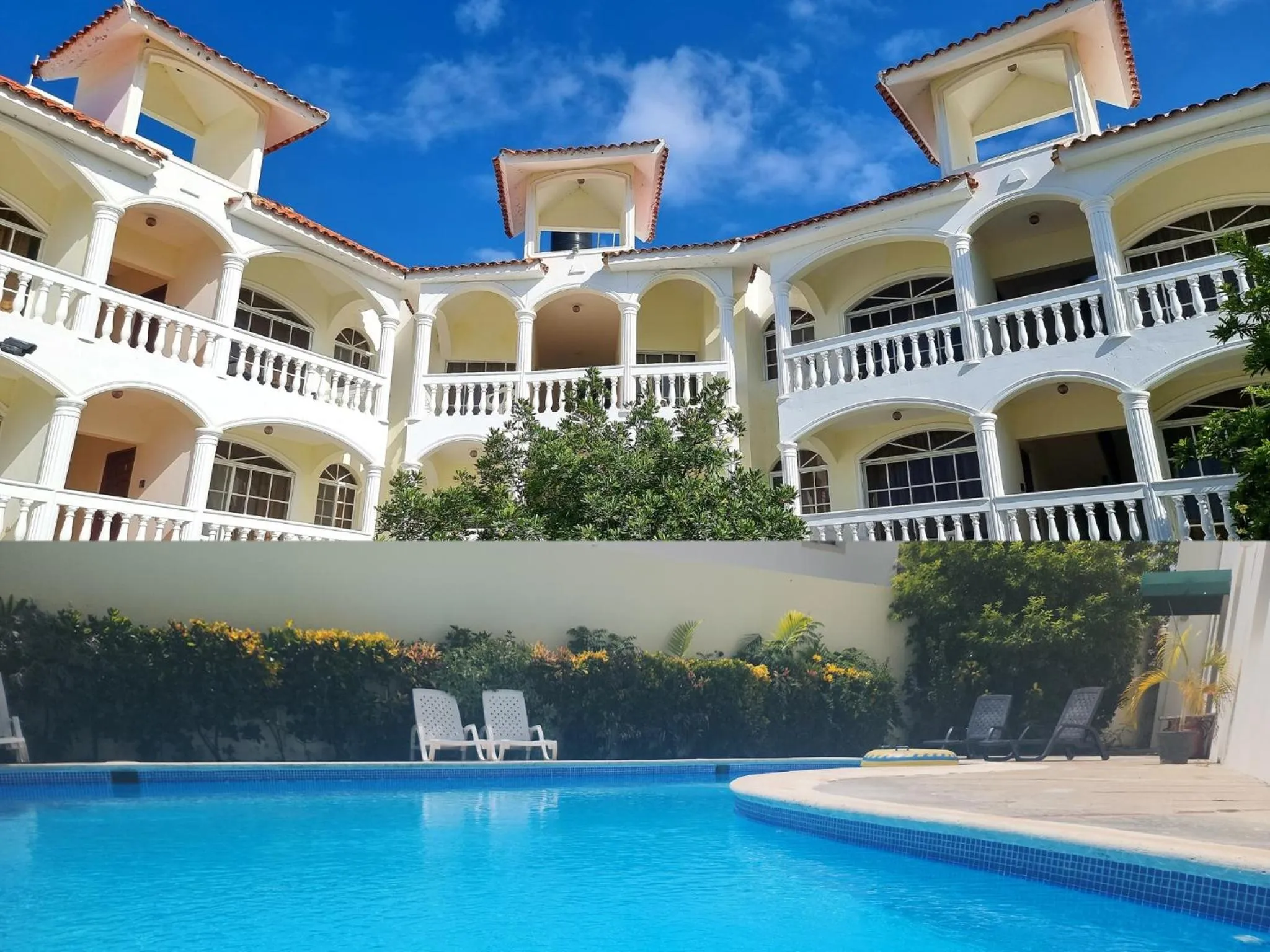 Property building in Costambar