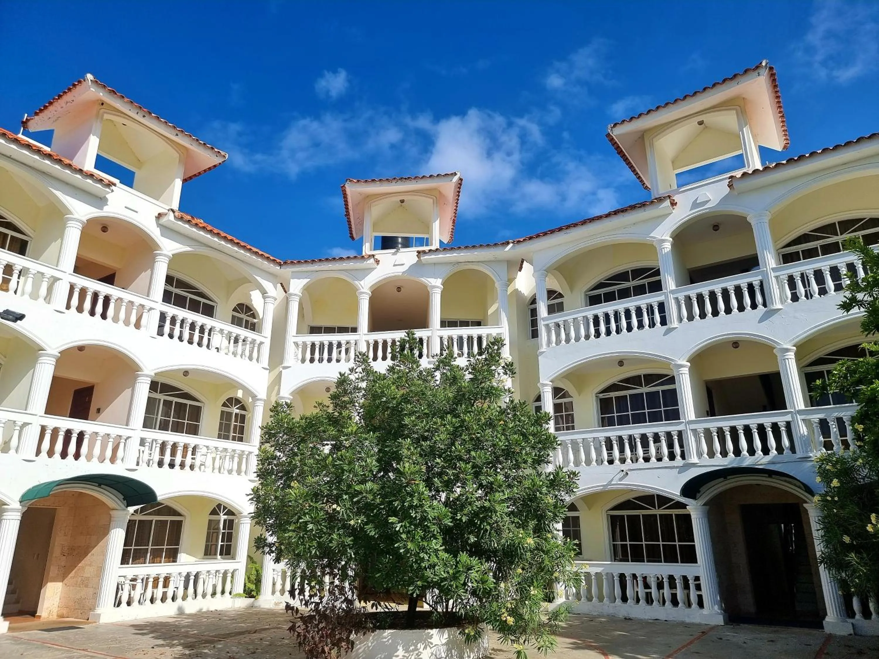 Property building in Costambar