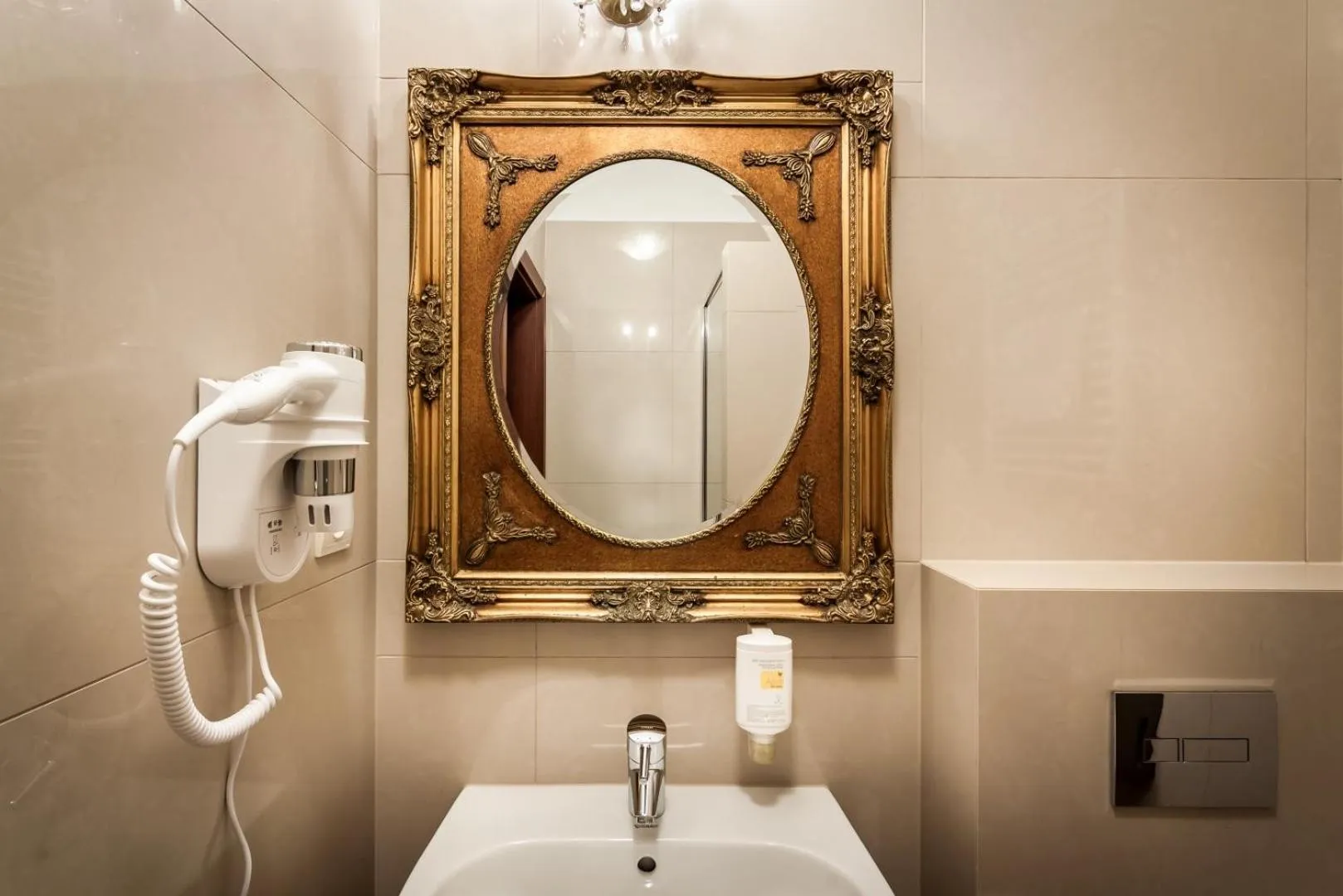 Toilet in Aparthotel Oberża