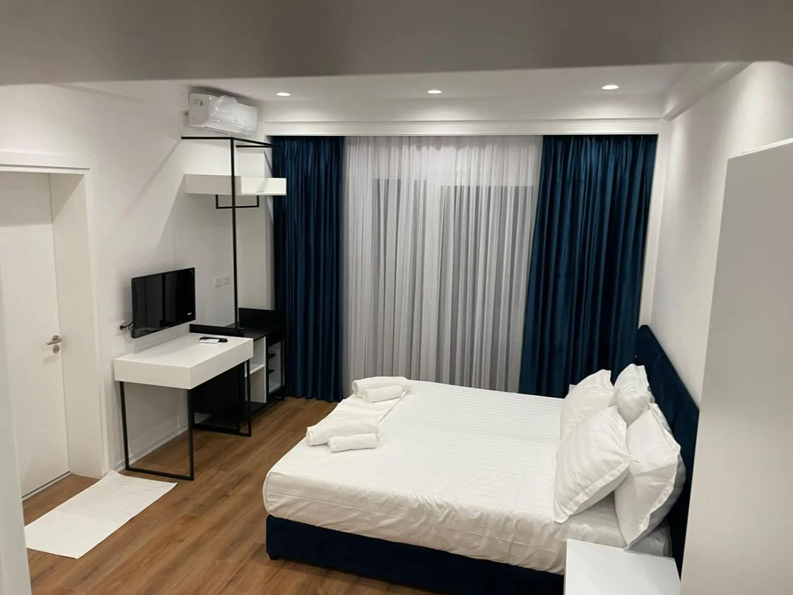 Bed in SEA & LAKE VIEW VILLA