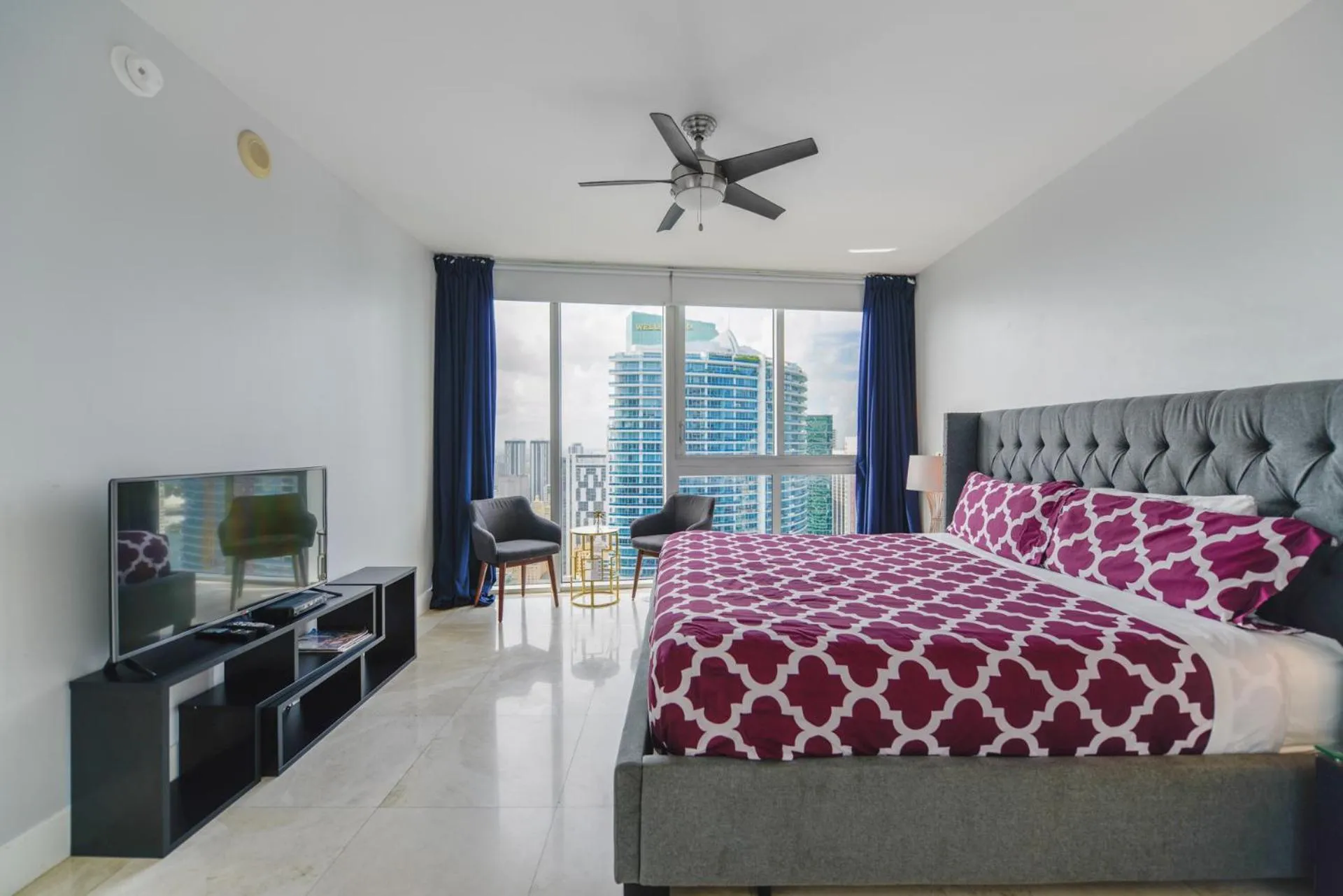 Communal lounge/ TV room, Bed in Wonderful 2/2 Condo at Icon Brickell With Pool