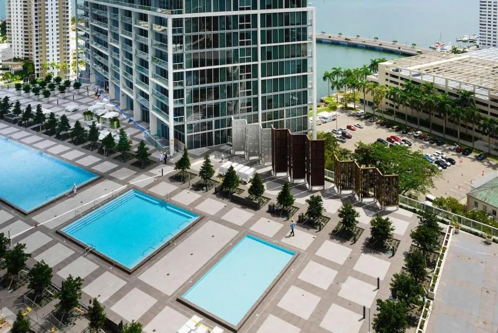 Swimming pool in Wonderful 2/2 Condo at Icon Brickell With Pool