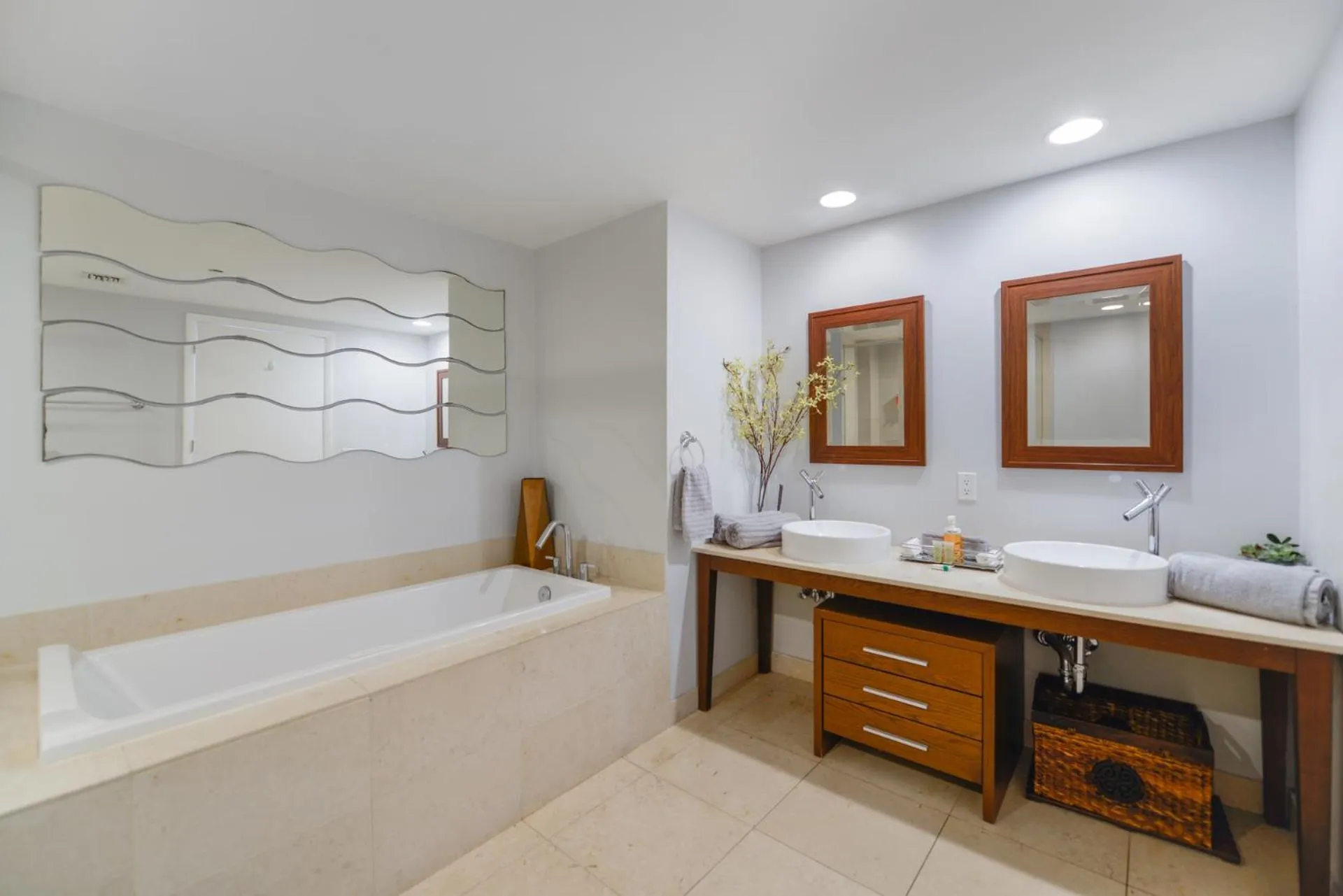 Hot Tub in Wonderful 2/2 Condo at Icon Brickell With Pool