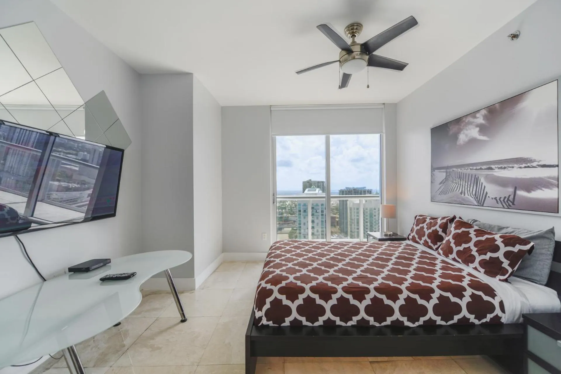 Bed in Wonderful 2/2 Condo at Icon Brickell With Pool