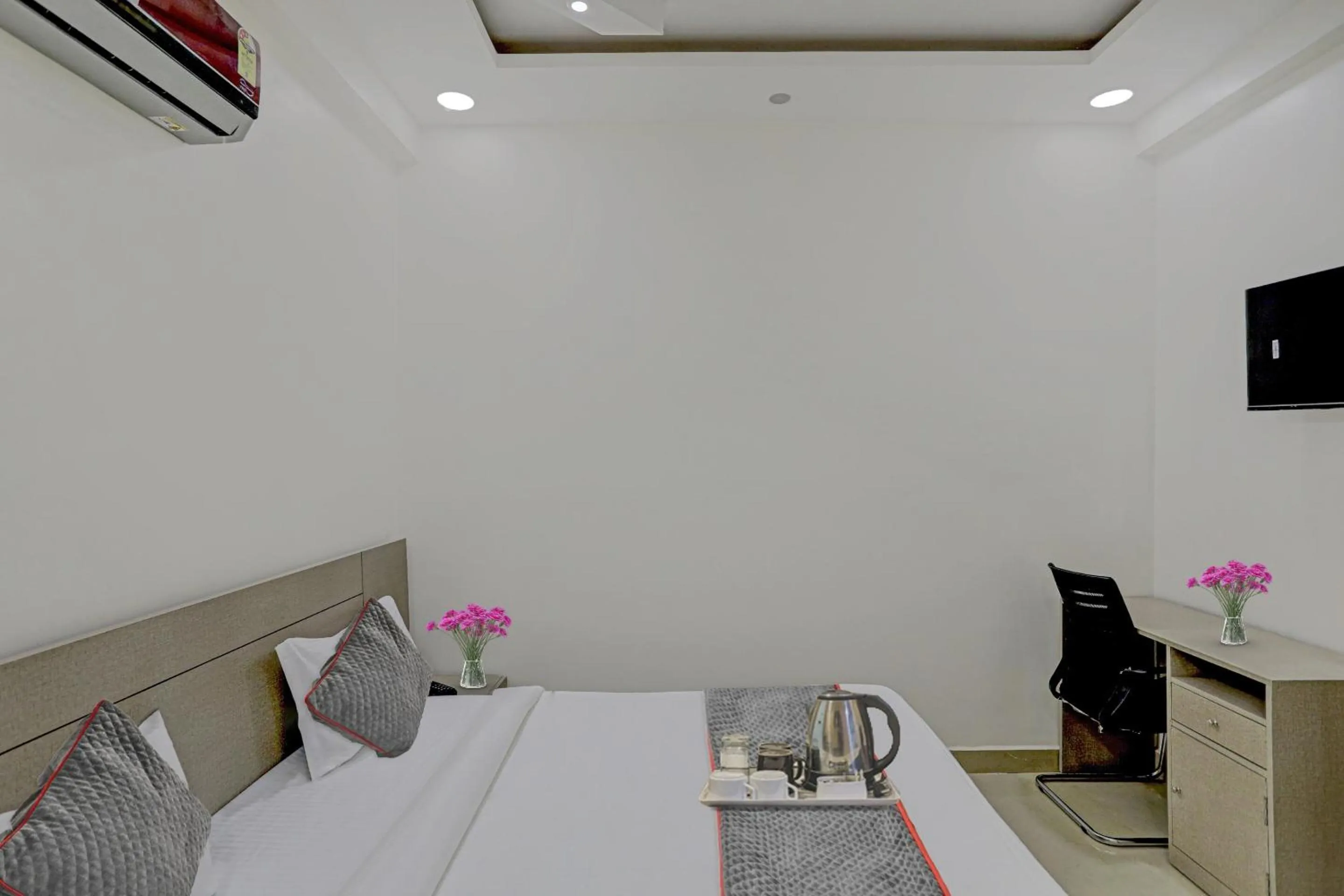 Bedroom, Bed in Super Four Seasons