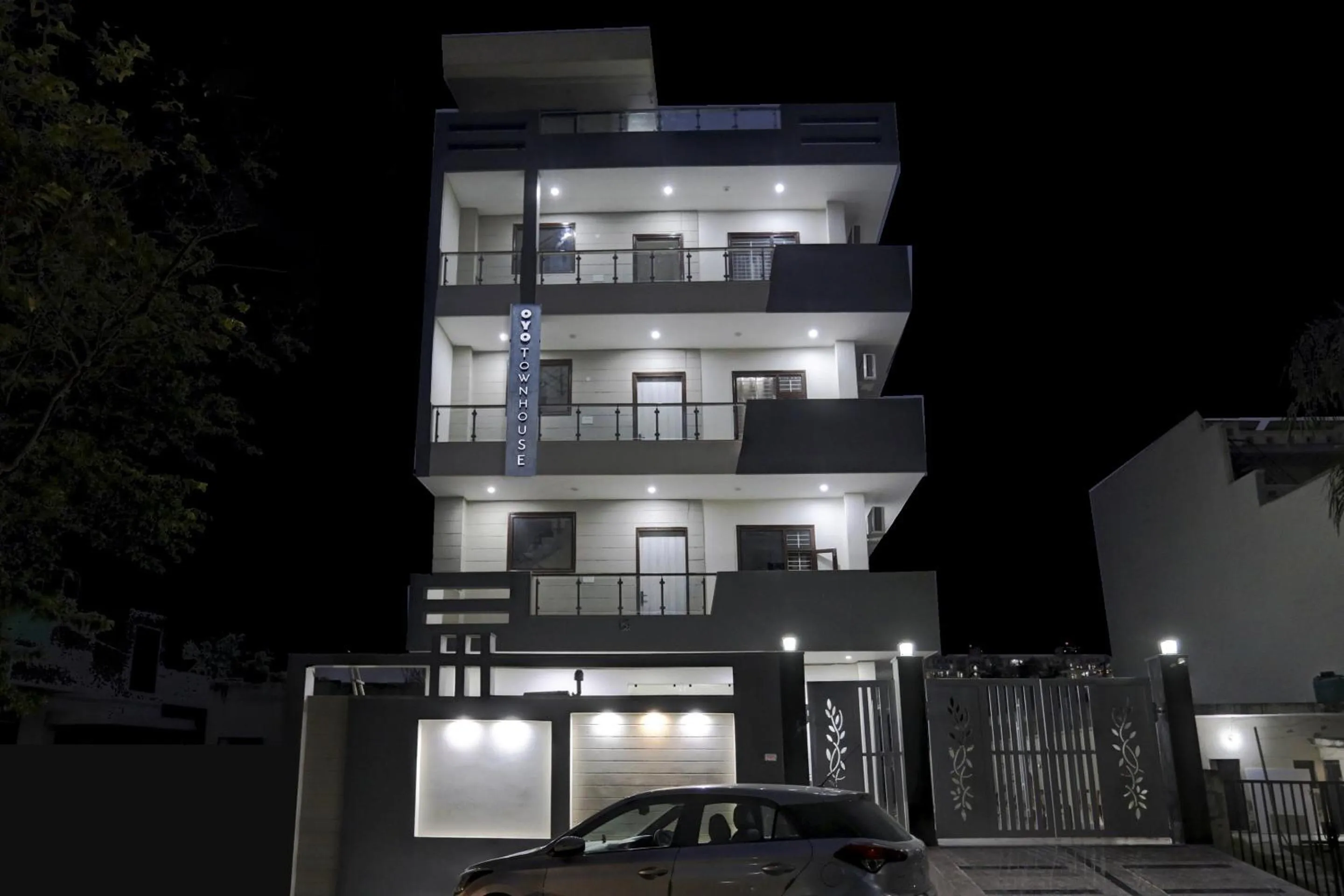 Facade/entrance in Super Four Seasons