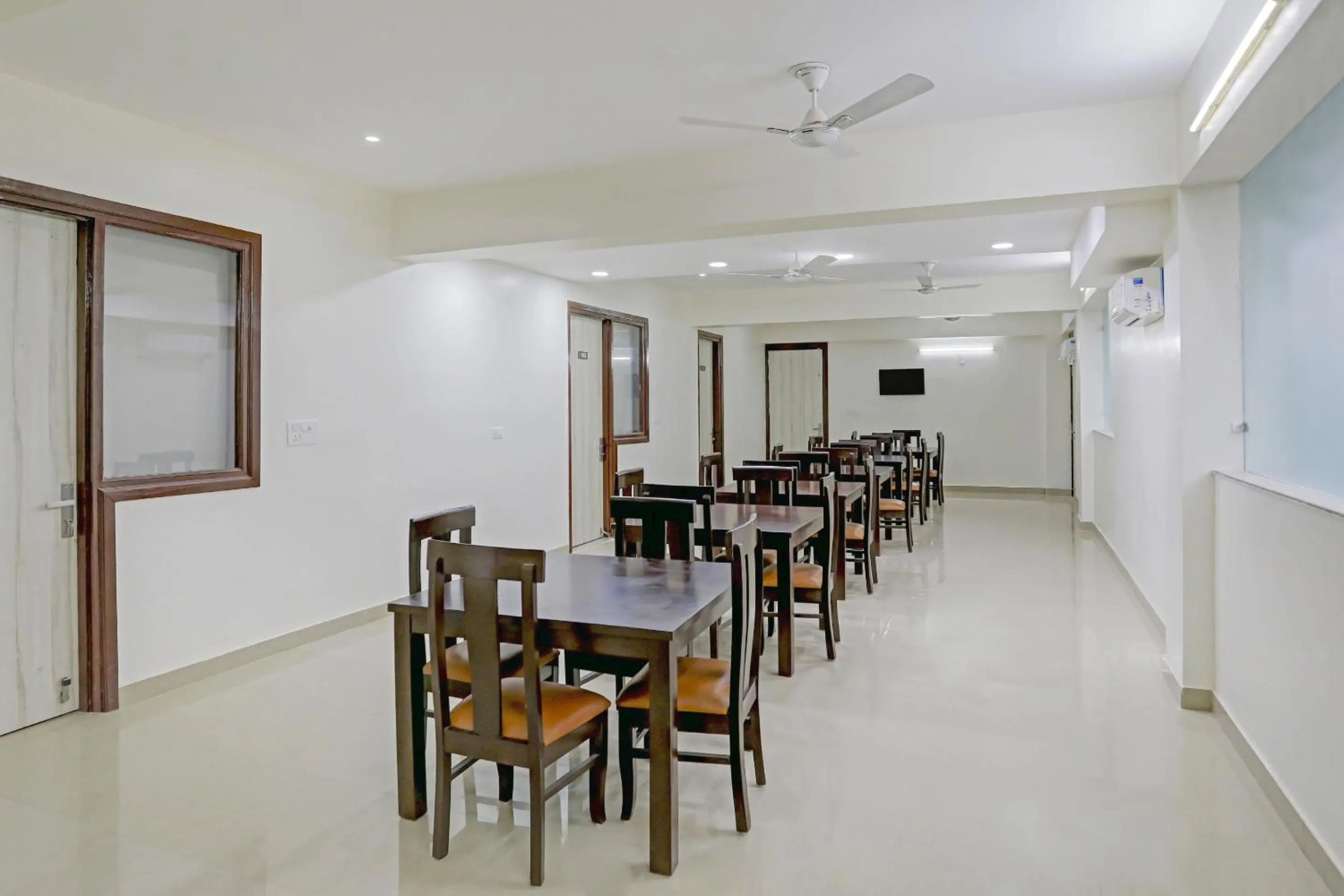 Dining area in Super Four Seasons