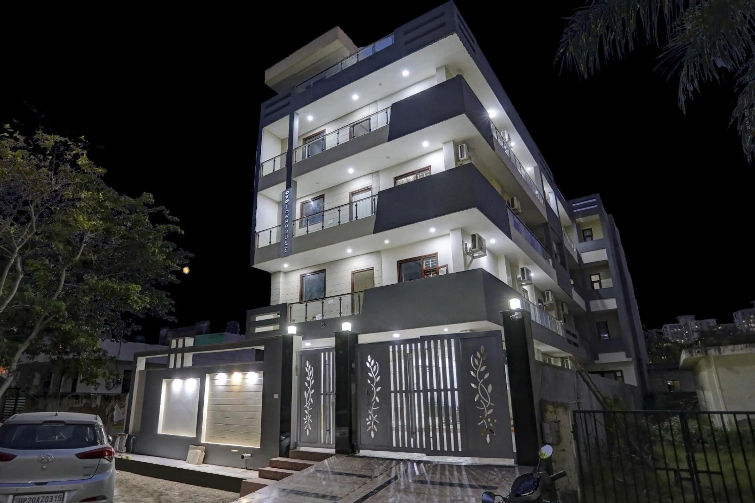 Facade/entrance in Super Four Seasons