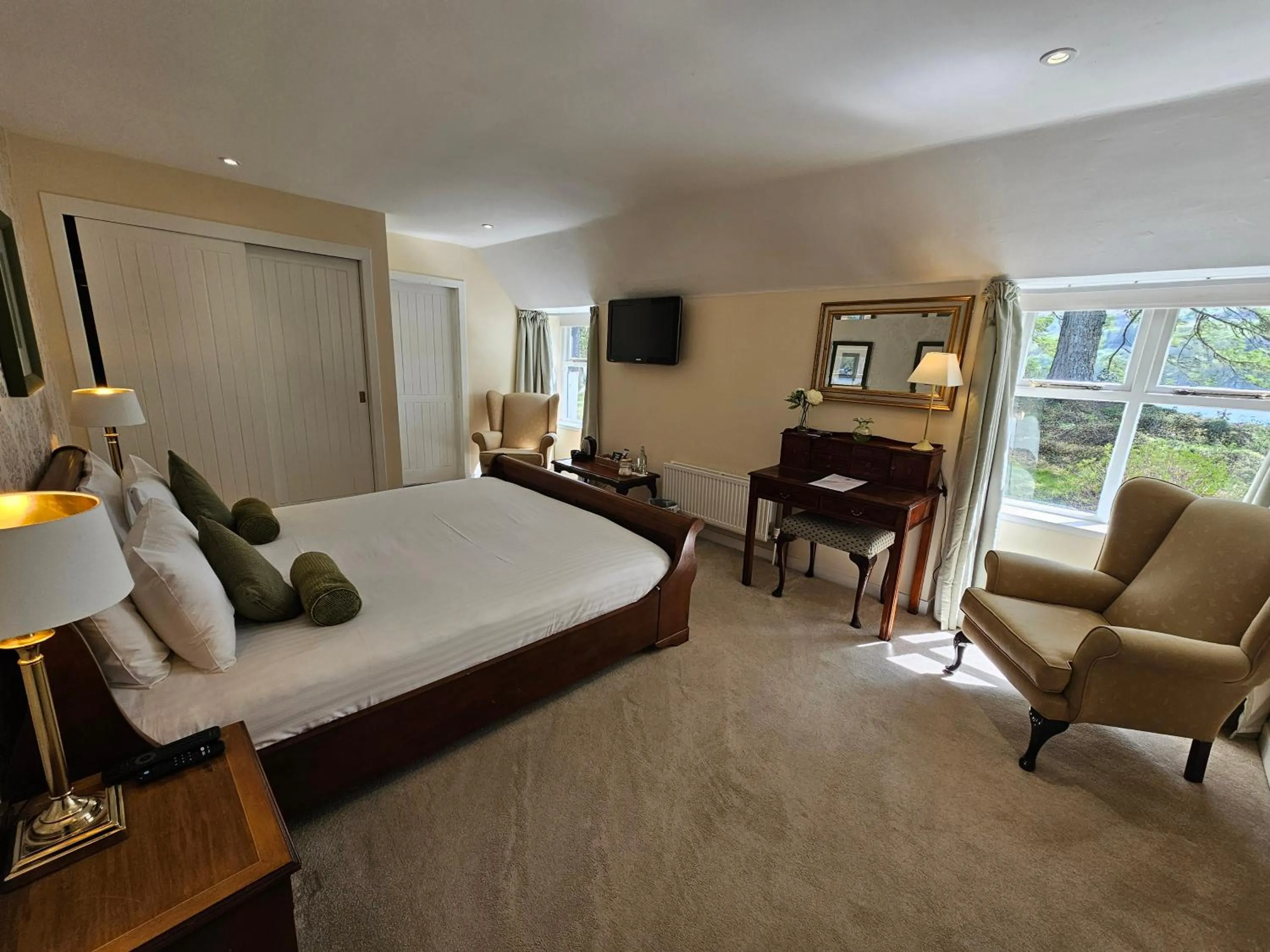 Bedroom, Bed in Taychreggan Hotel