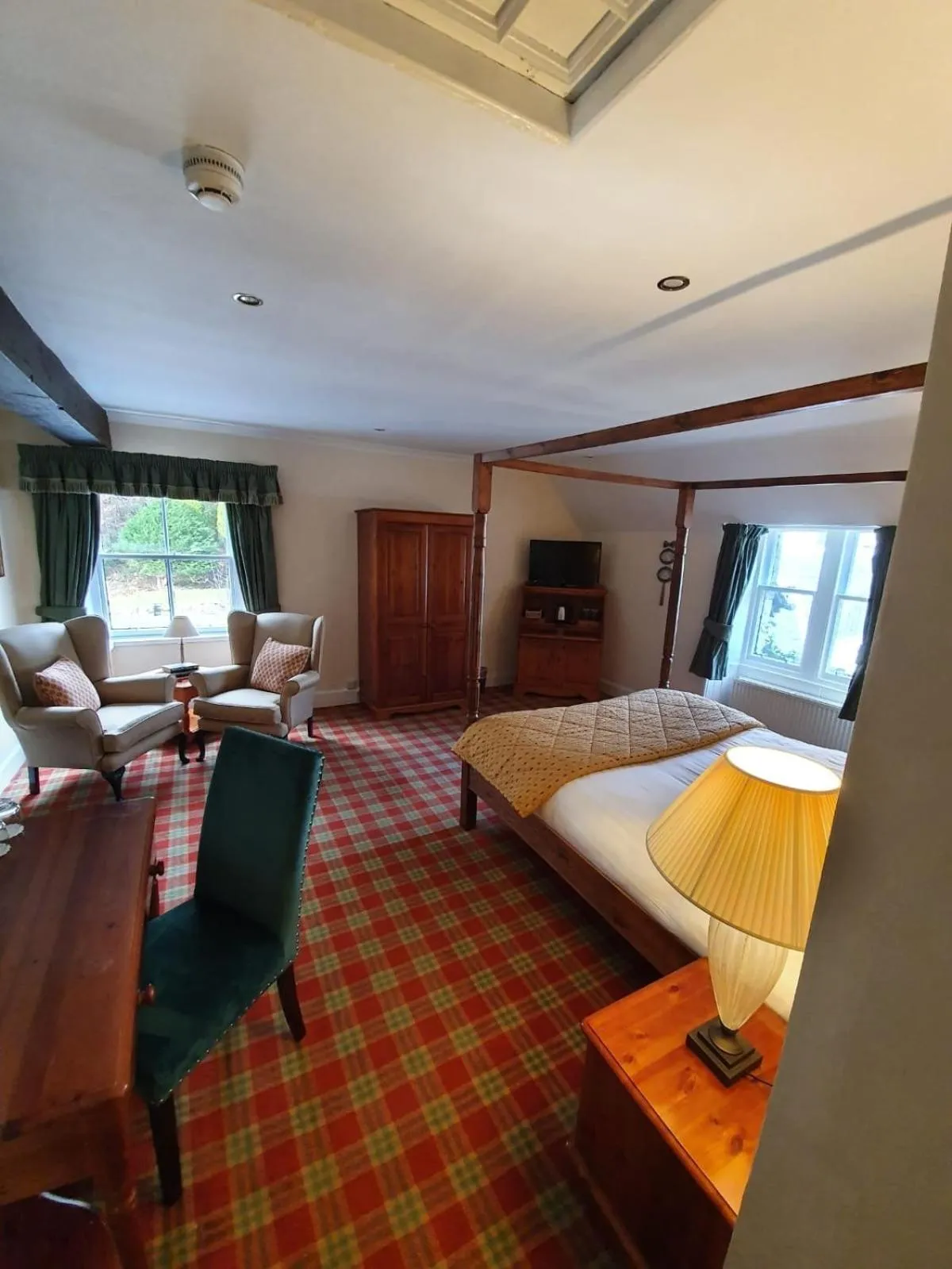 Bedroom, Bed in Taychreggan Hotel