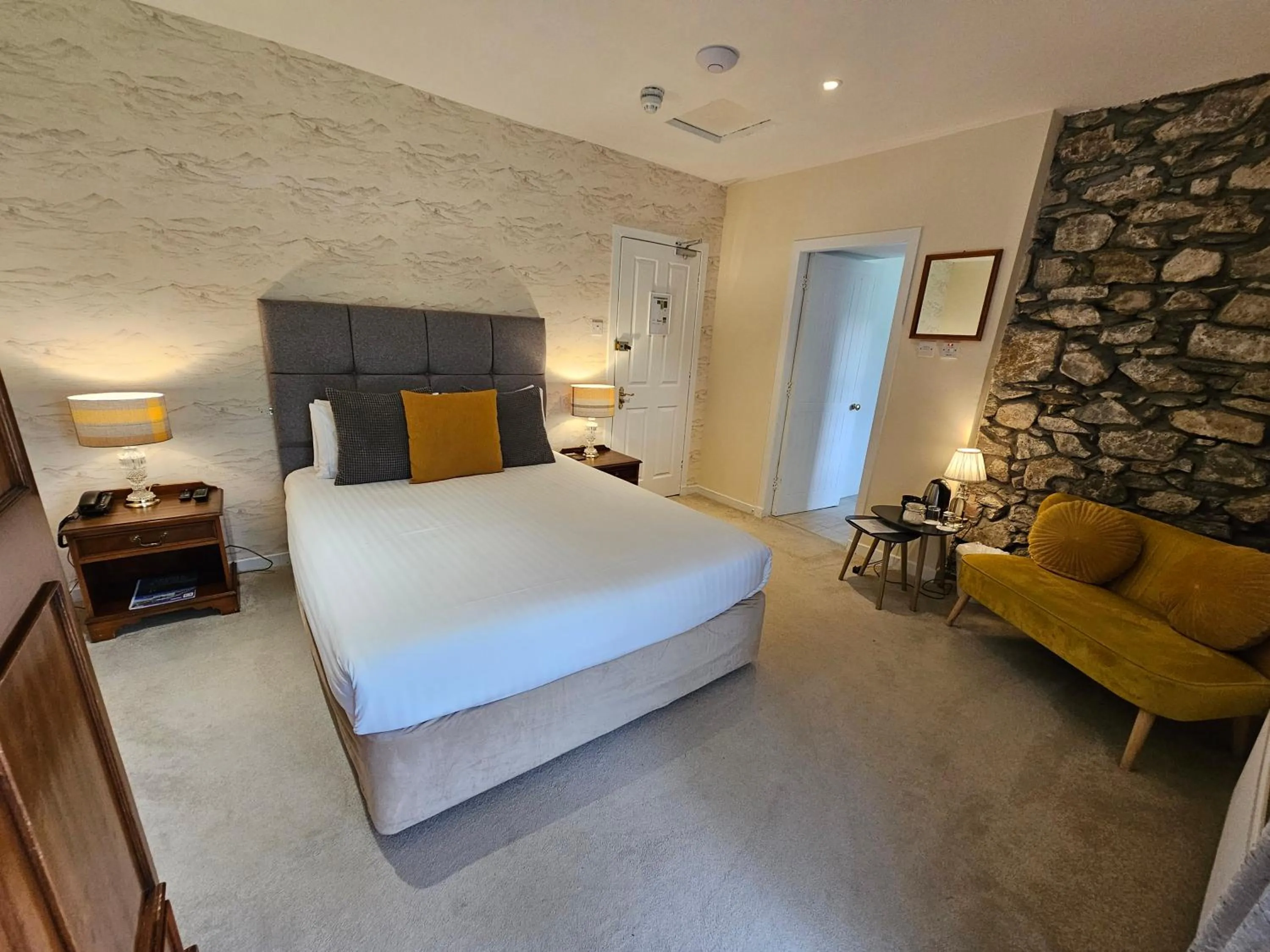 Bedroom, Bed in Taychreggan Hotel