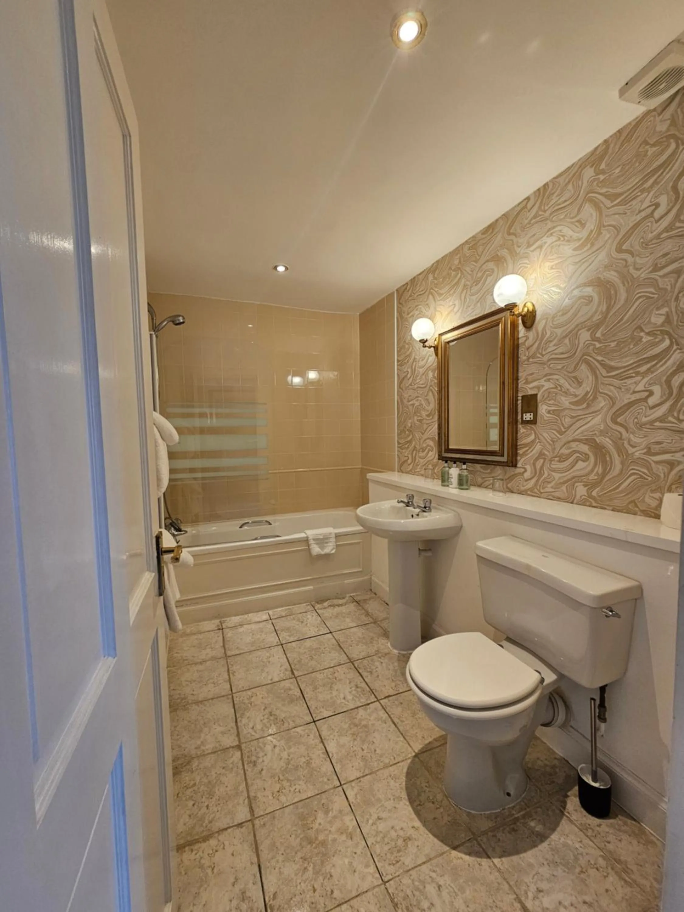 Bathroom in Taychreggan, Signature Collection by Eight Continents