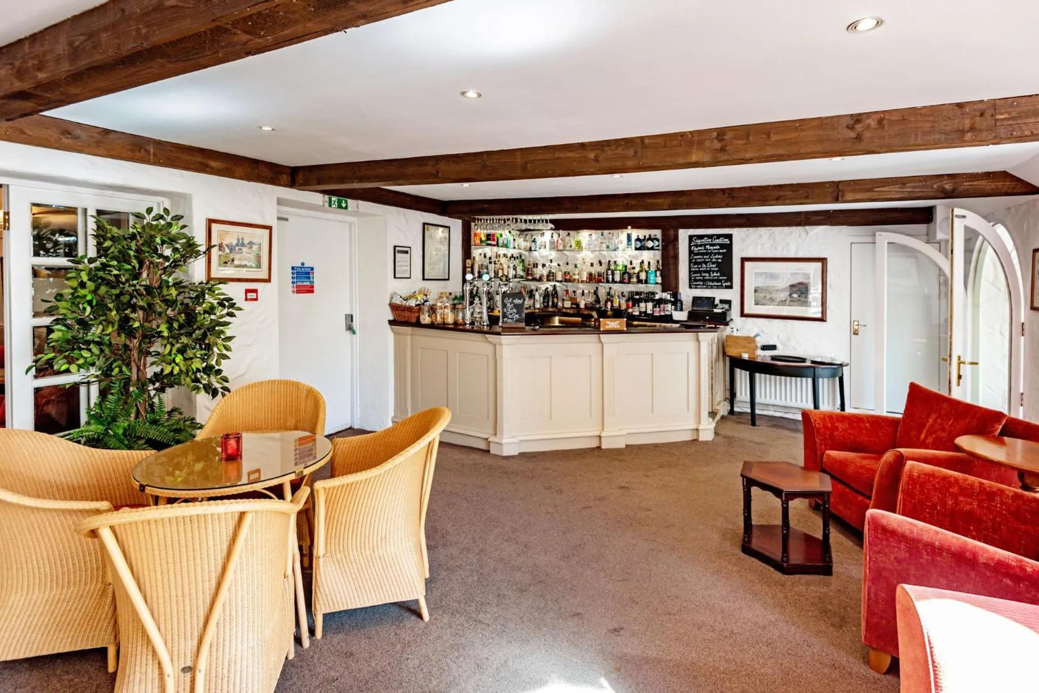 Lounge or bar in Taychreggan Hotel