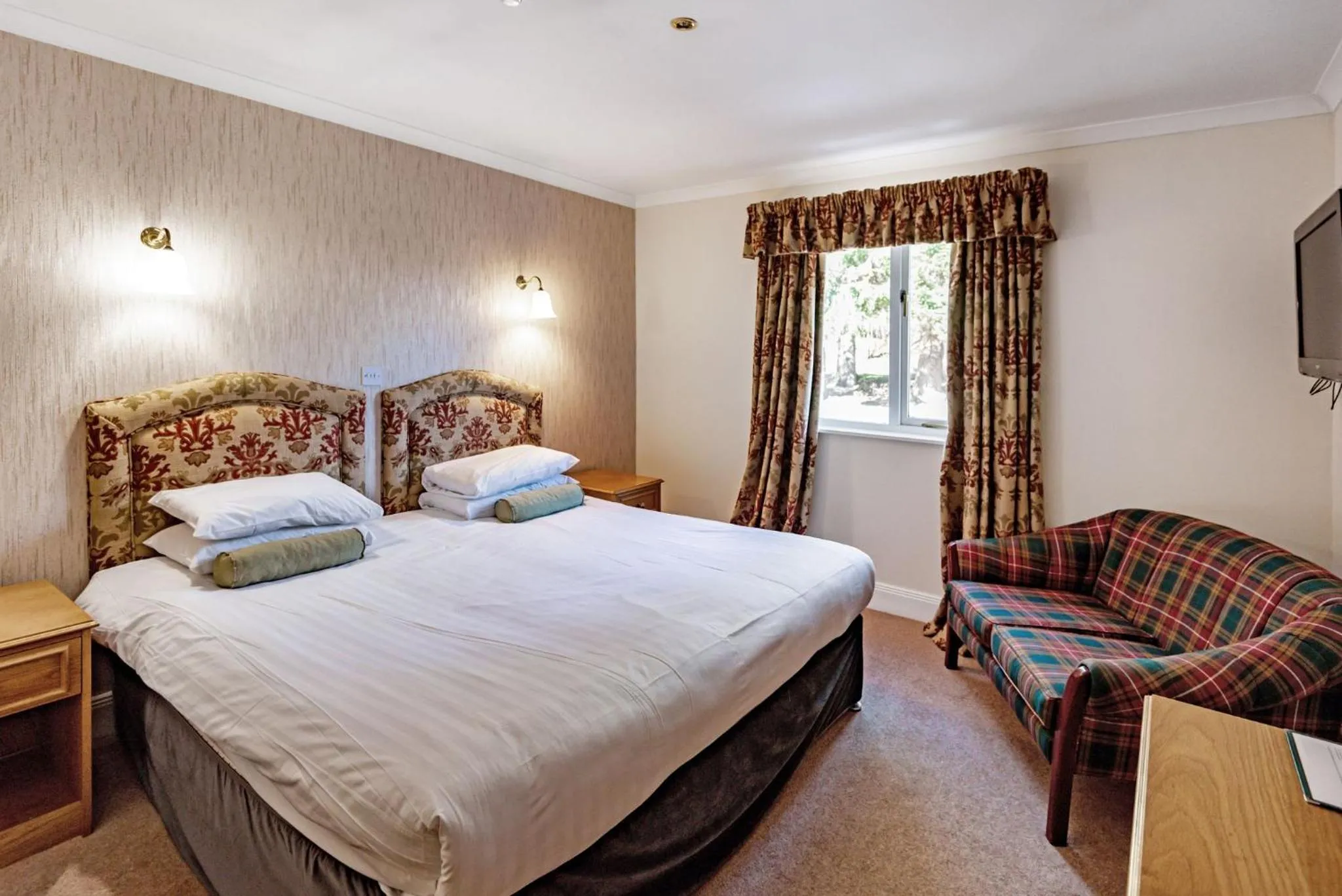 Bedroom, Bed in Taychreggan Hotel