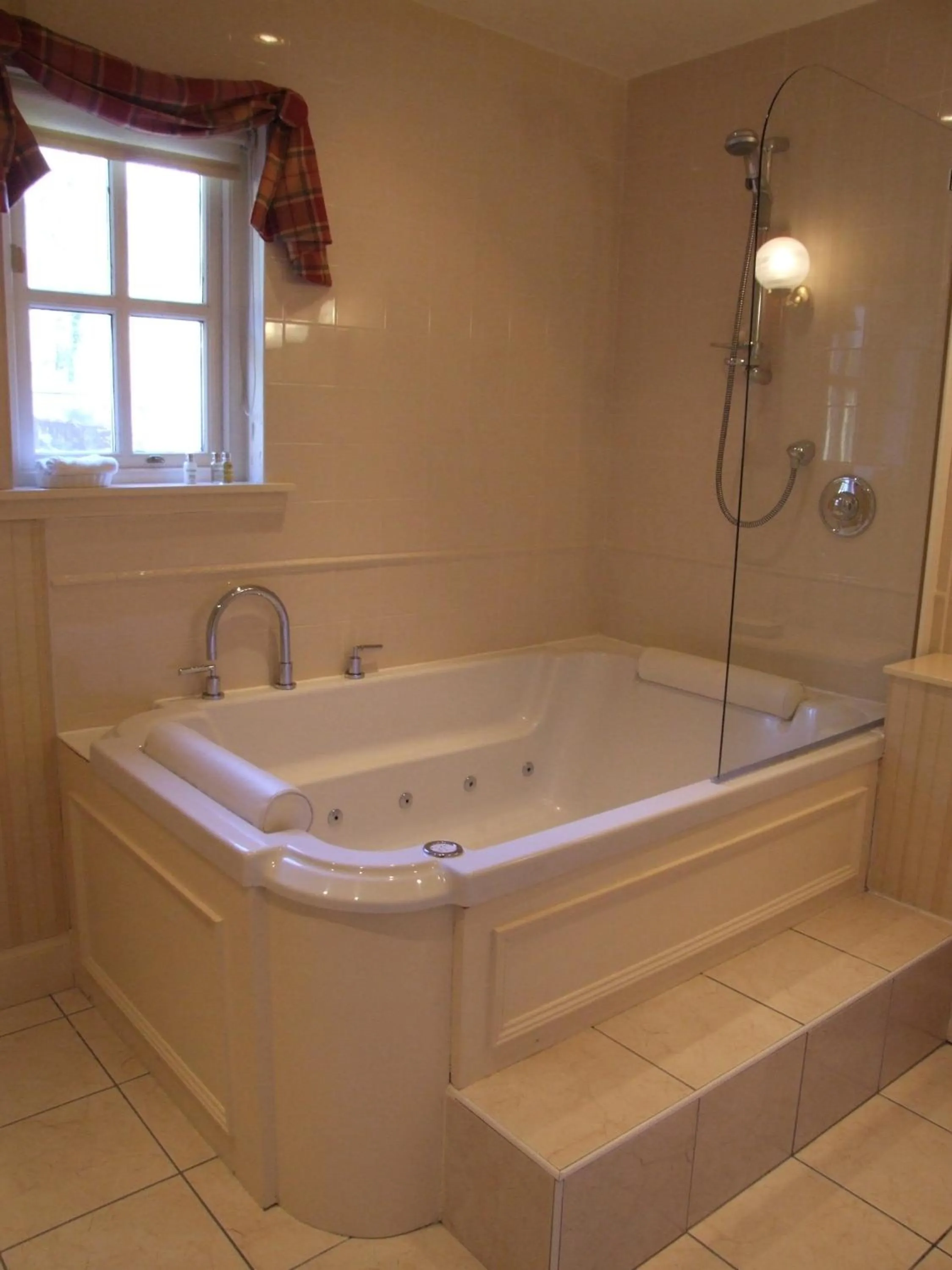 Bathroom in Taychreggan Hotel