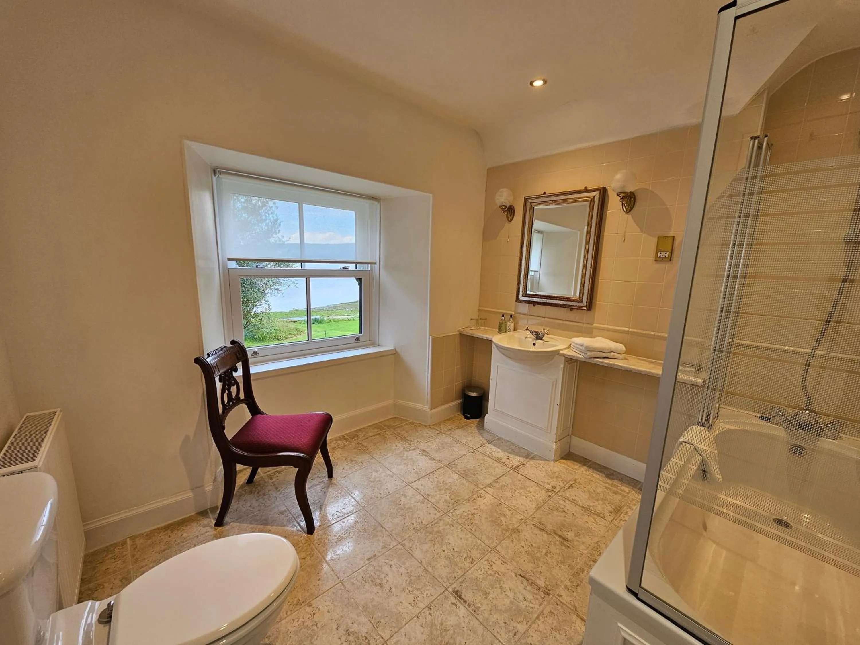 Shower in Taychreggan Hotel