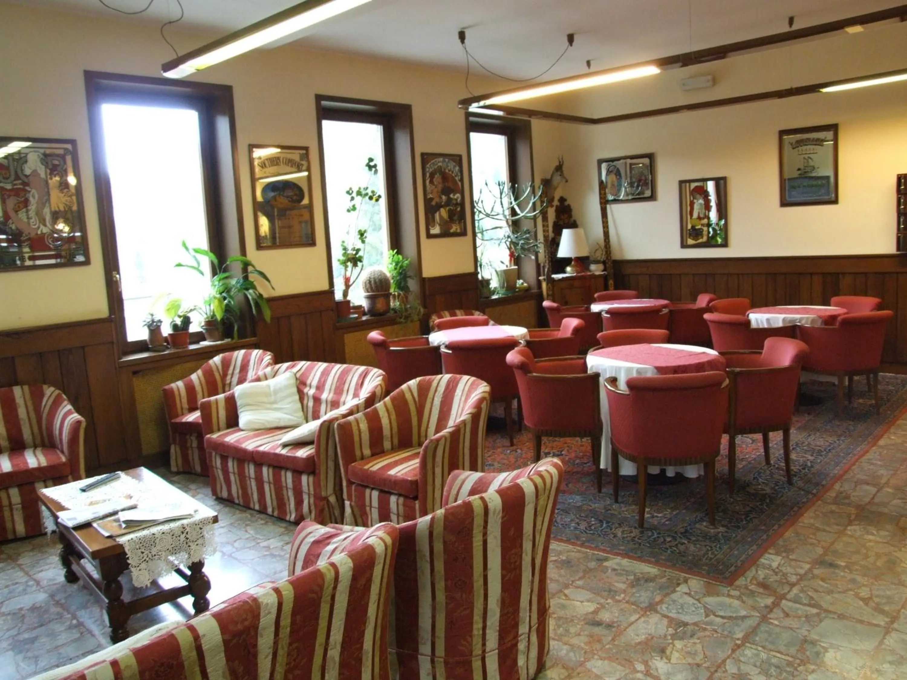 Communal lounge/ TV room in Hotel Cimone