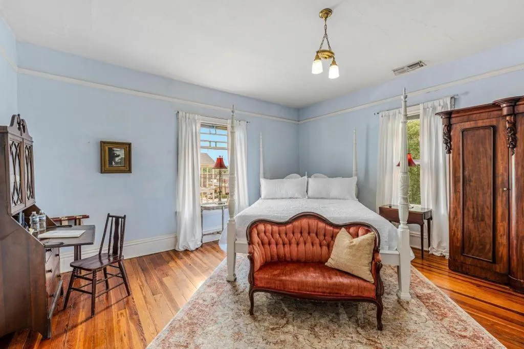 Bed in Veranda Historic Inn