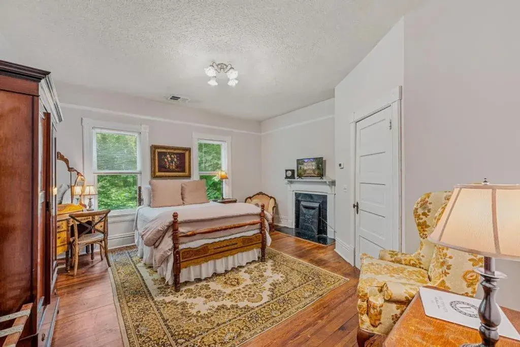 Standard Queen Room in Veranda Historic Inn Standard Queen Room in Veranda Historic Inn