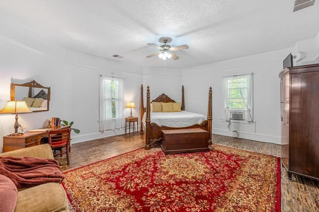 Bed in Veranda Historic Inn