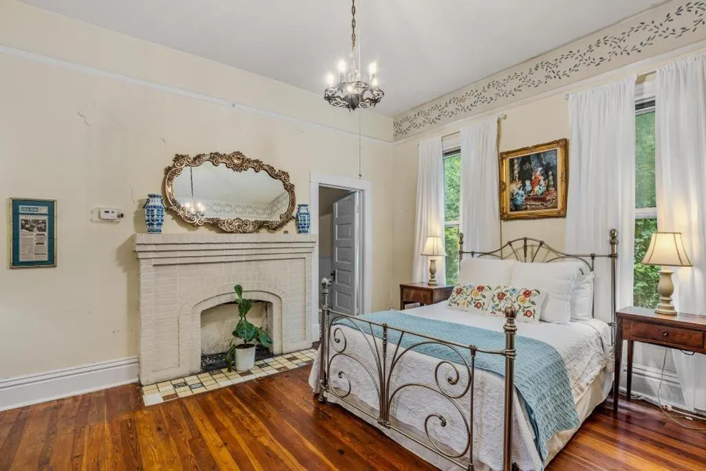 Bed in Veranda Historic Inn