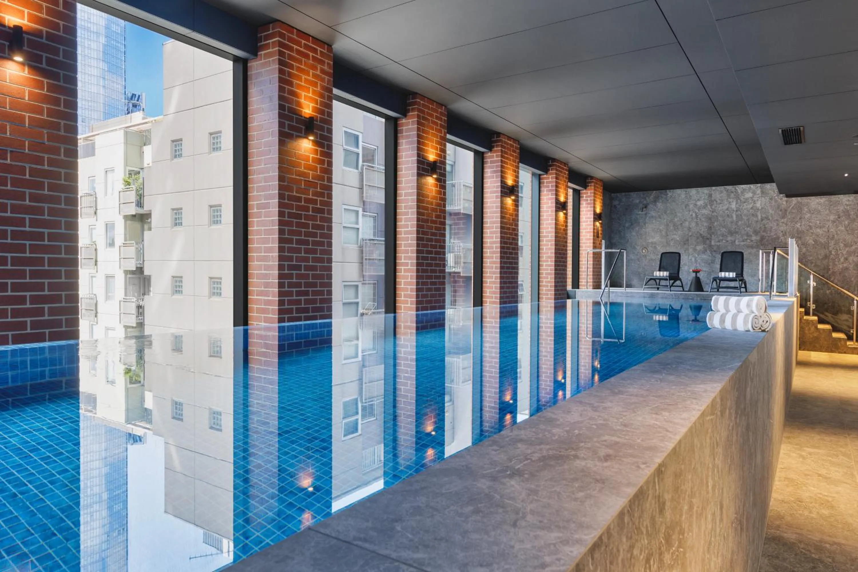 Swimming pool in Veriu Queen Victoria Market