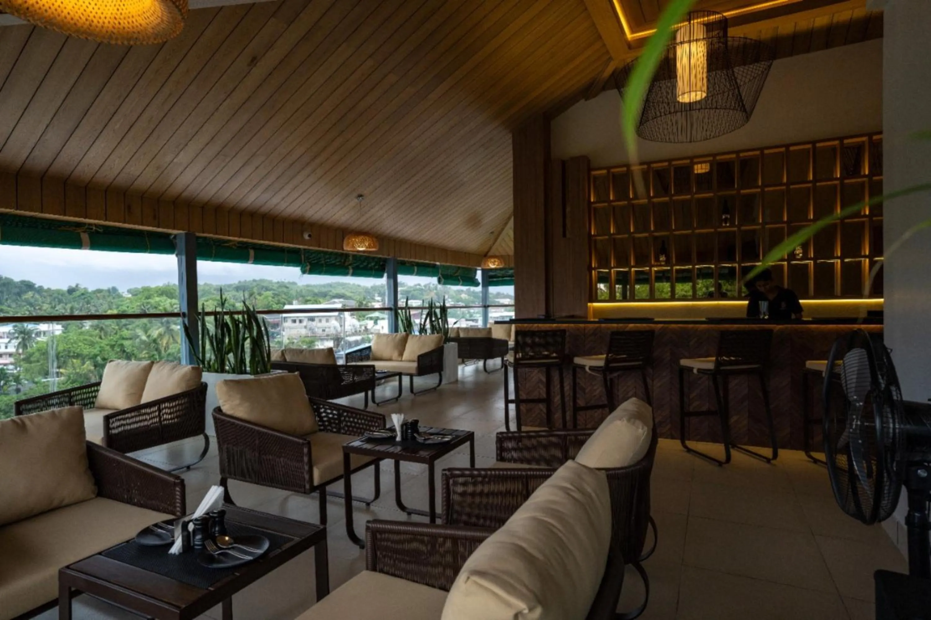 Lounge or bar in BayLeaf Inn