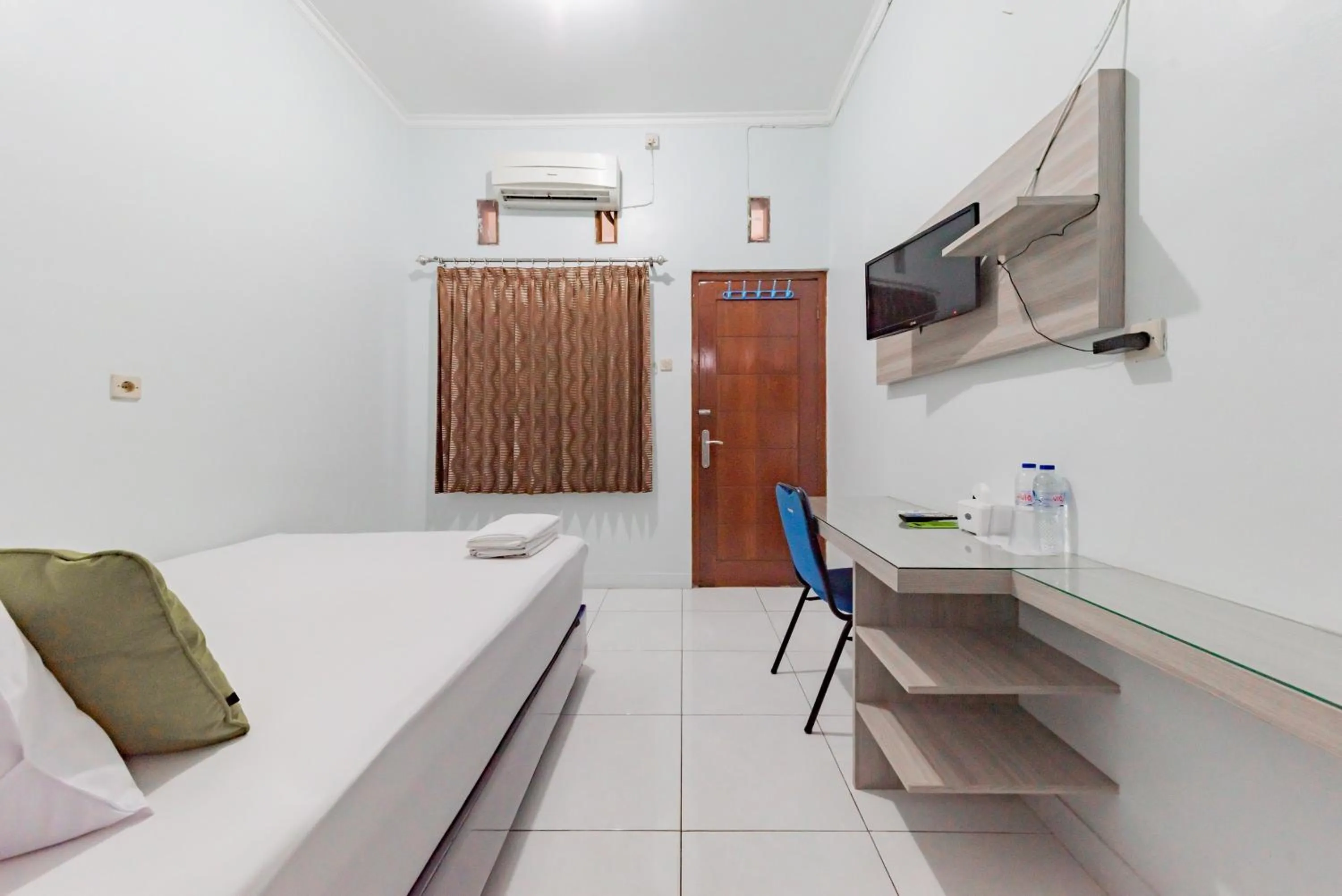 Bed in Urbanview Hotel Sunday Cirebon by RedDoorz